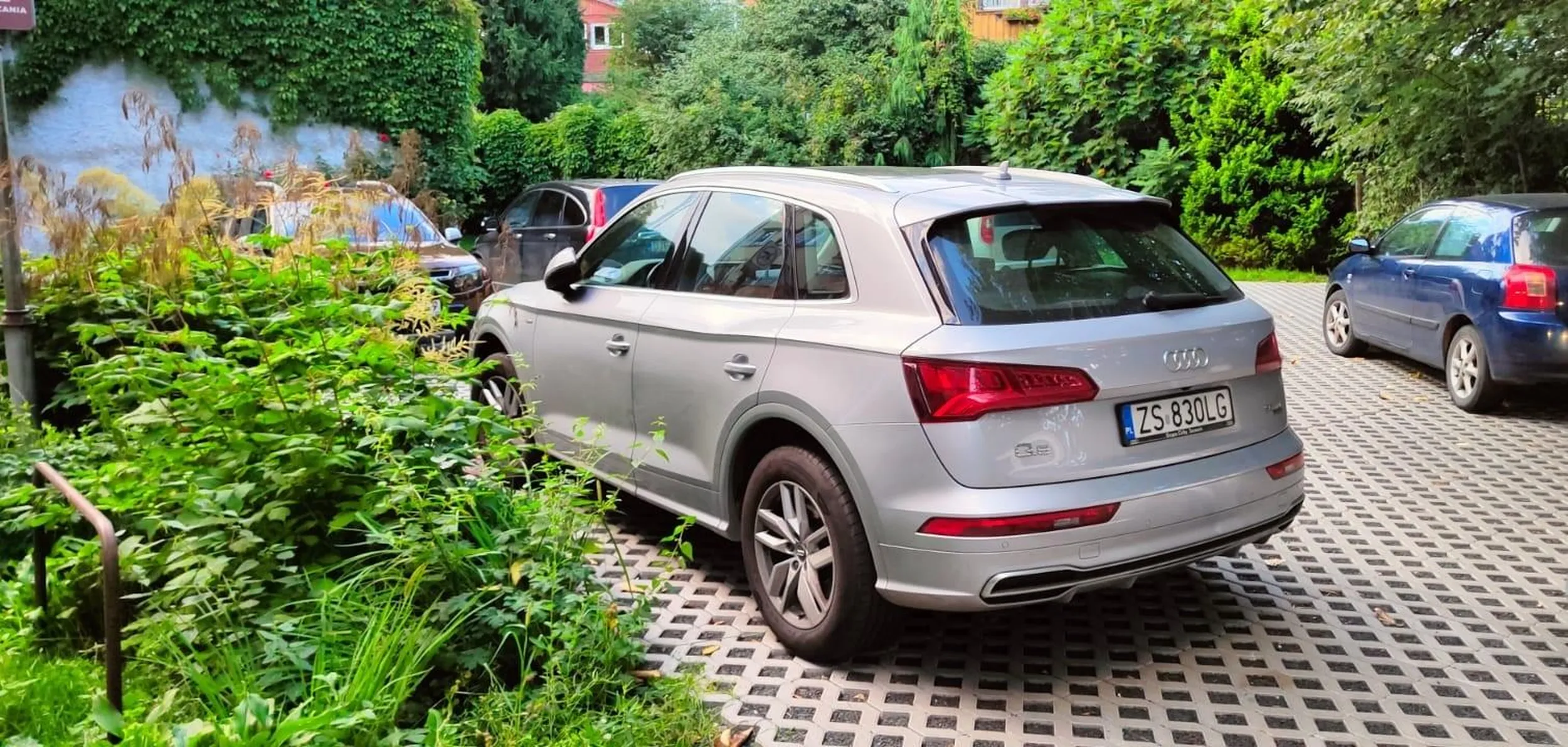 Zajmowanie na siłę miejsca mieszkańcom, gdzie obok jest parking i są wolne miejsca, człowiek wraca z pracy zmęczony i musi z takim bałwanem mieć do czynienia.
