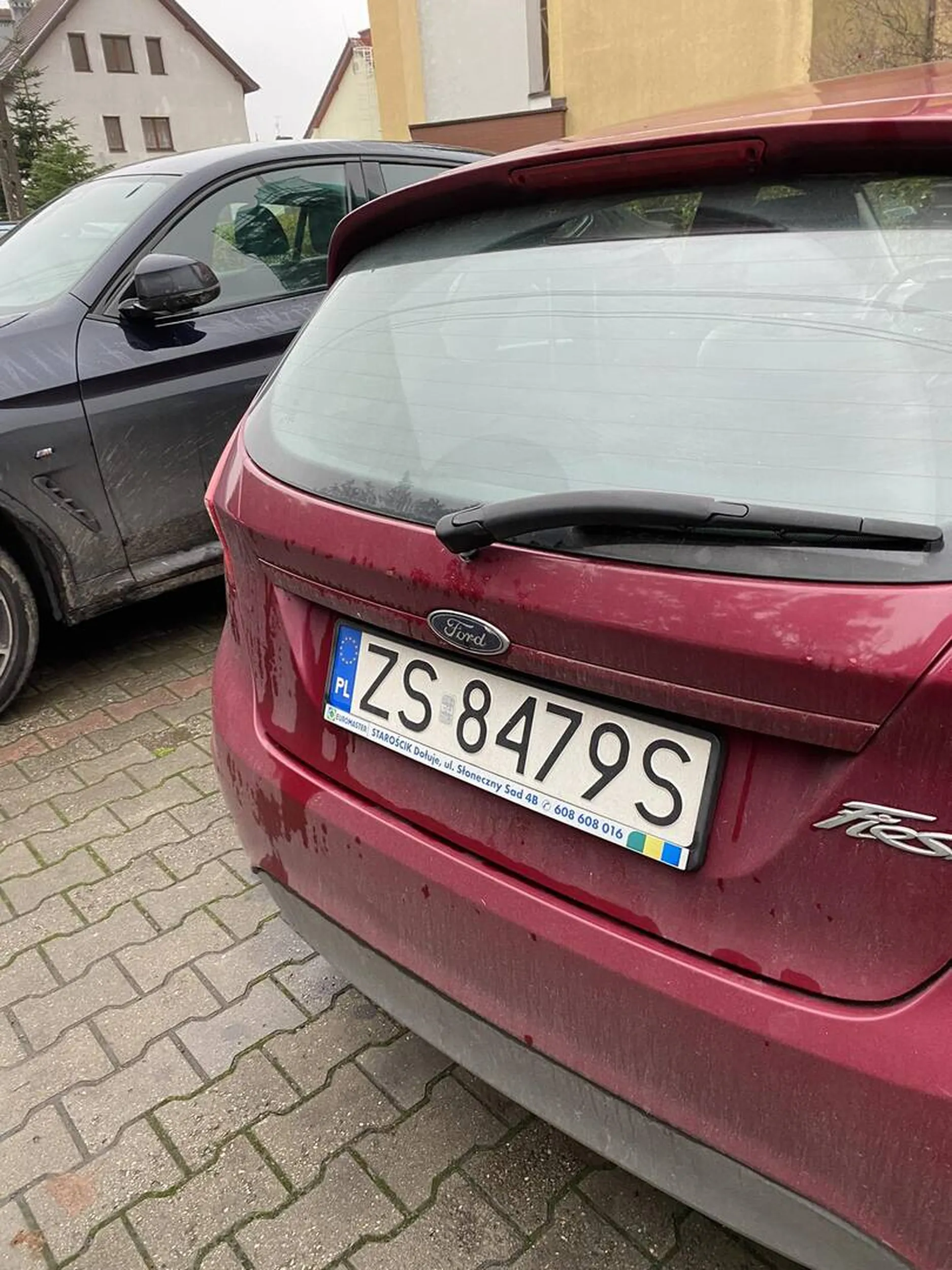 Komuś przydałby by się dodatkowe lekcje parkowania. Nie mogę wejść do auta