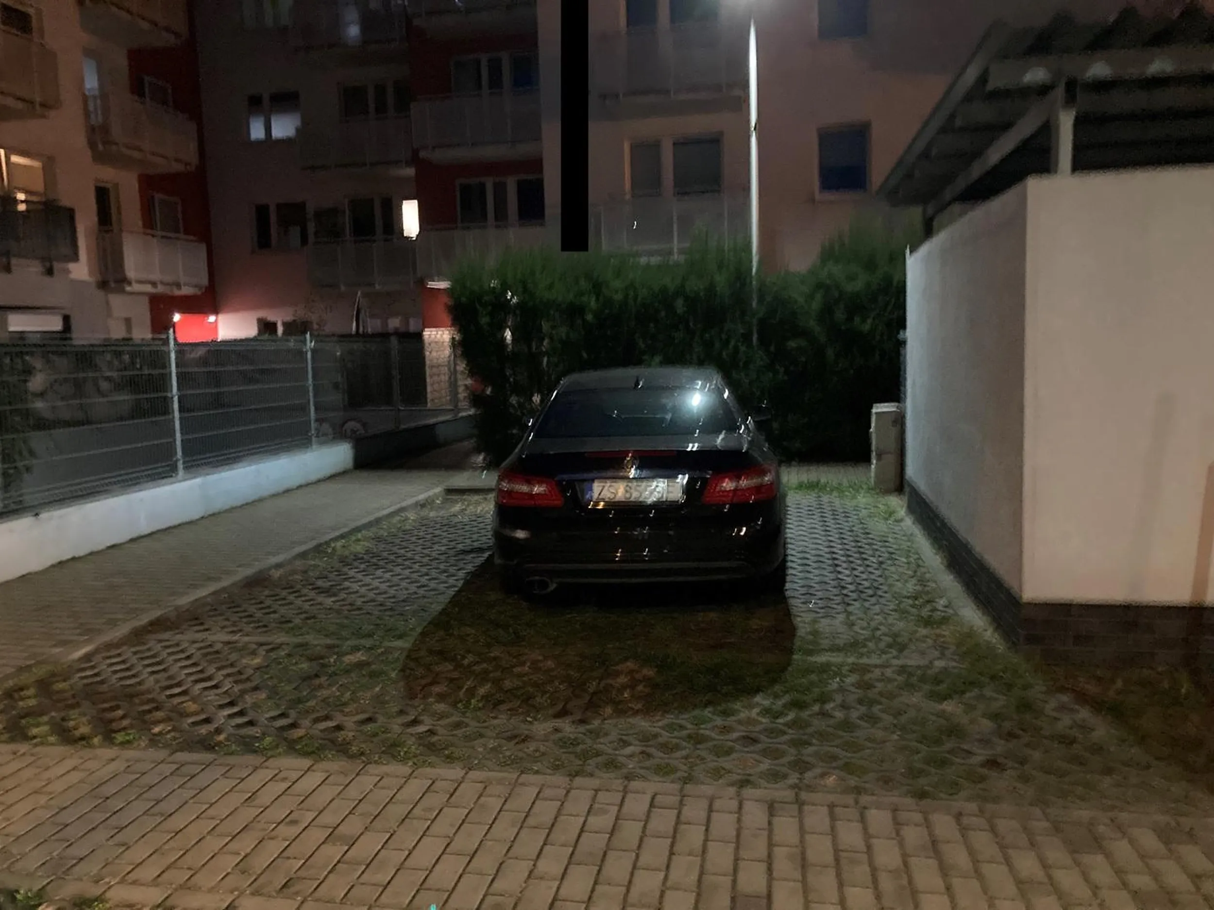 Szanowny Panie, Tak średnio z parkowaniem... Zwłaszcza w miejscu, gdzie jest bitwa o każde miejsce parkingowe. Może pora nie być takim egoistą lub podszkolić swoje umiejętności?