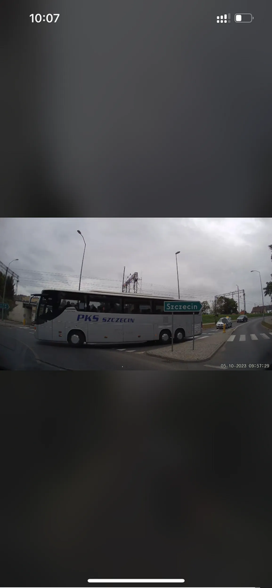 Wymusza na rondzie, zmusza do wyhamowania do zera, a przy tym jedzie autokarem pełnym dzieci. Co ten człowiek ma w głowie? To nie rondo w Warszawce, że ciężko się wbić tylko rondo w małym mieście. 10 sekund nie powinno nikogo zbawić