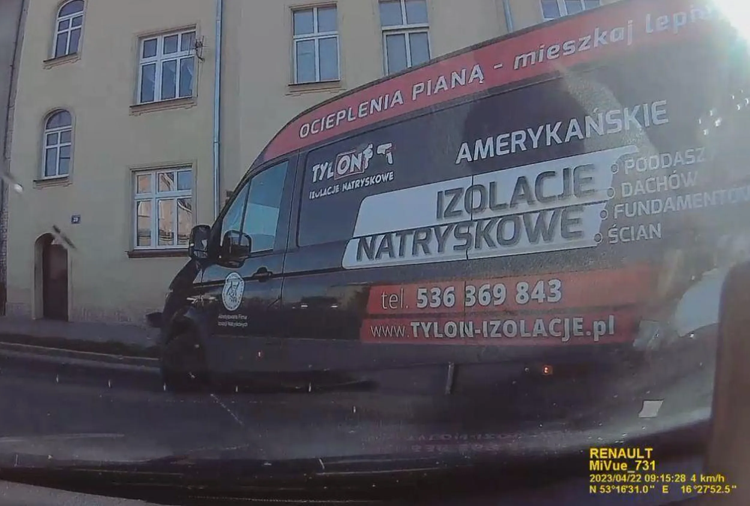 Gościu stał za mna niemal bedac w moim bagazniku, poczym skrecił na pas do jazdy prosto i przed nosem po chamsku mi skrecił w lewo, gdybym miał złoma to bym dodał gazu....