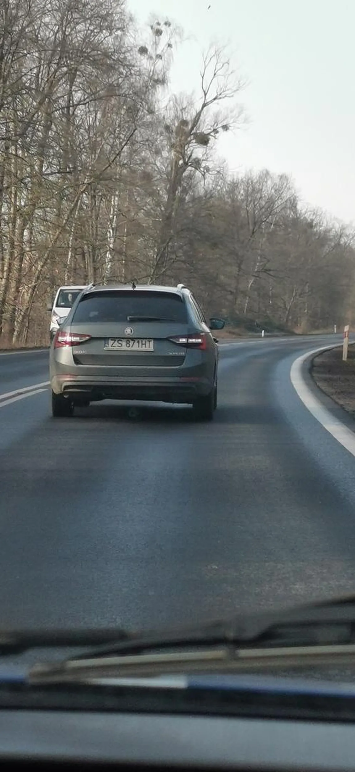 Podczas manewru wyprzedzania przyspiesza, stwarzając zagrożenie.