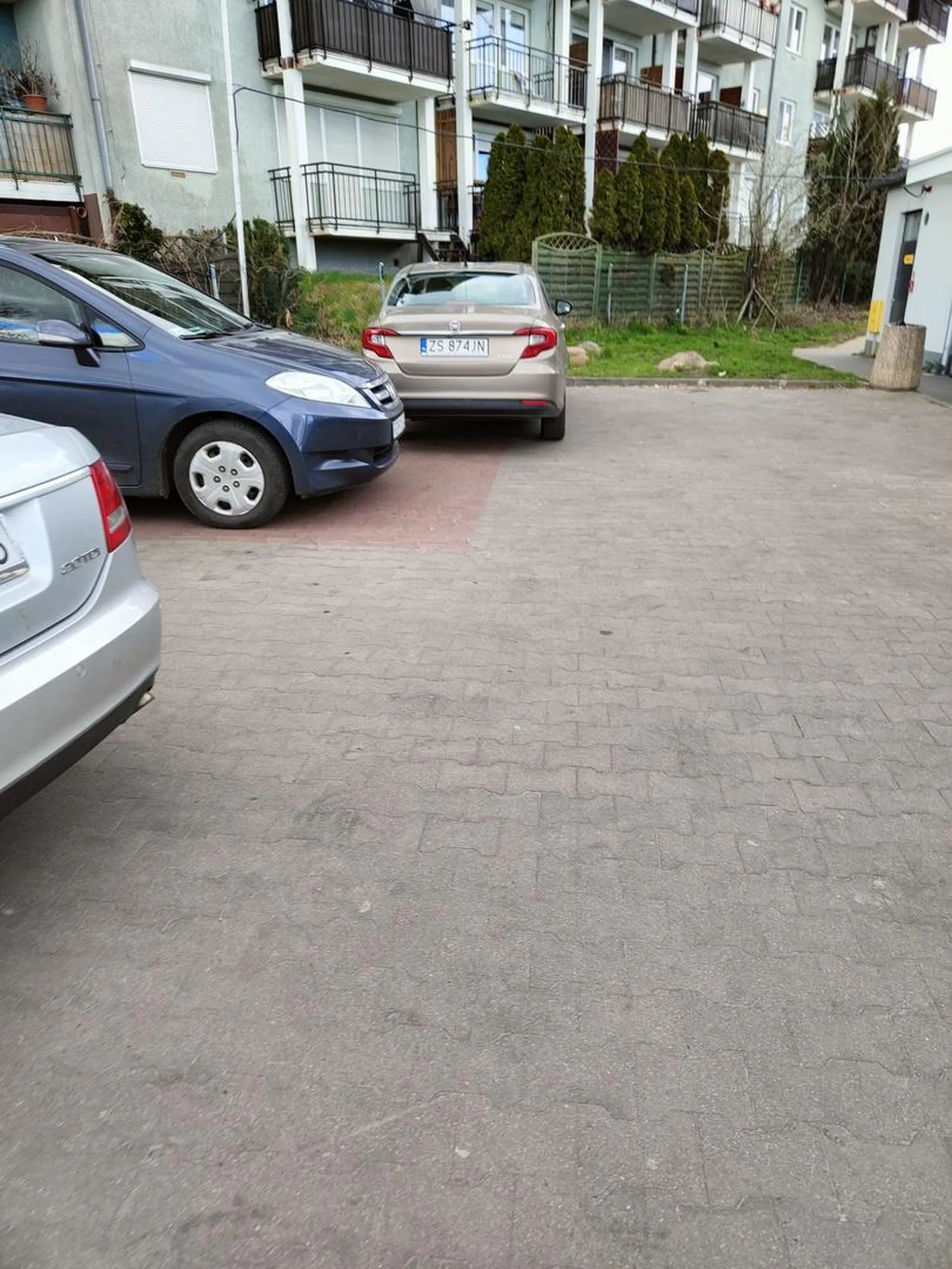 Człowiek który nie wie jak się parkuje. Grozi strażą miejską. Niestety nie doczekałem się jej bo pan wiedział że stoi jak głąb ?? Jako jedyny na parkingu nie zna przepisów i staje jak mu się podoba zajmując 2 miejsca i mając do innych pretensje o to że prawidłowo zaparkowali.
