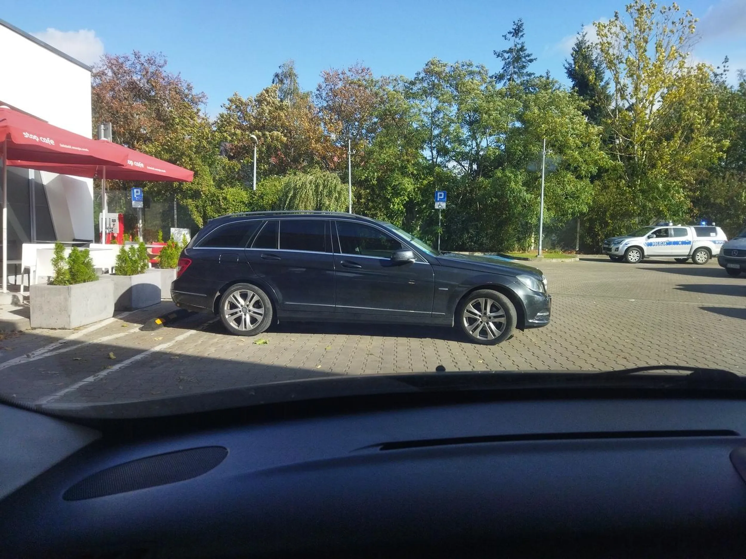 Egoista bez wyobraźni. Zaparkował blokując dystrybutory, choć obok są wolne wyznaczone miejsca.