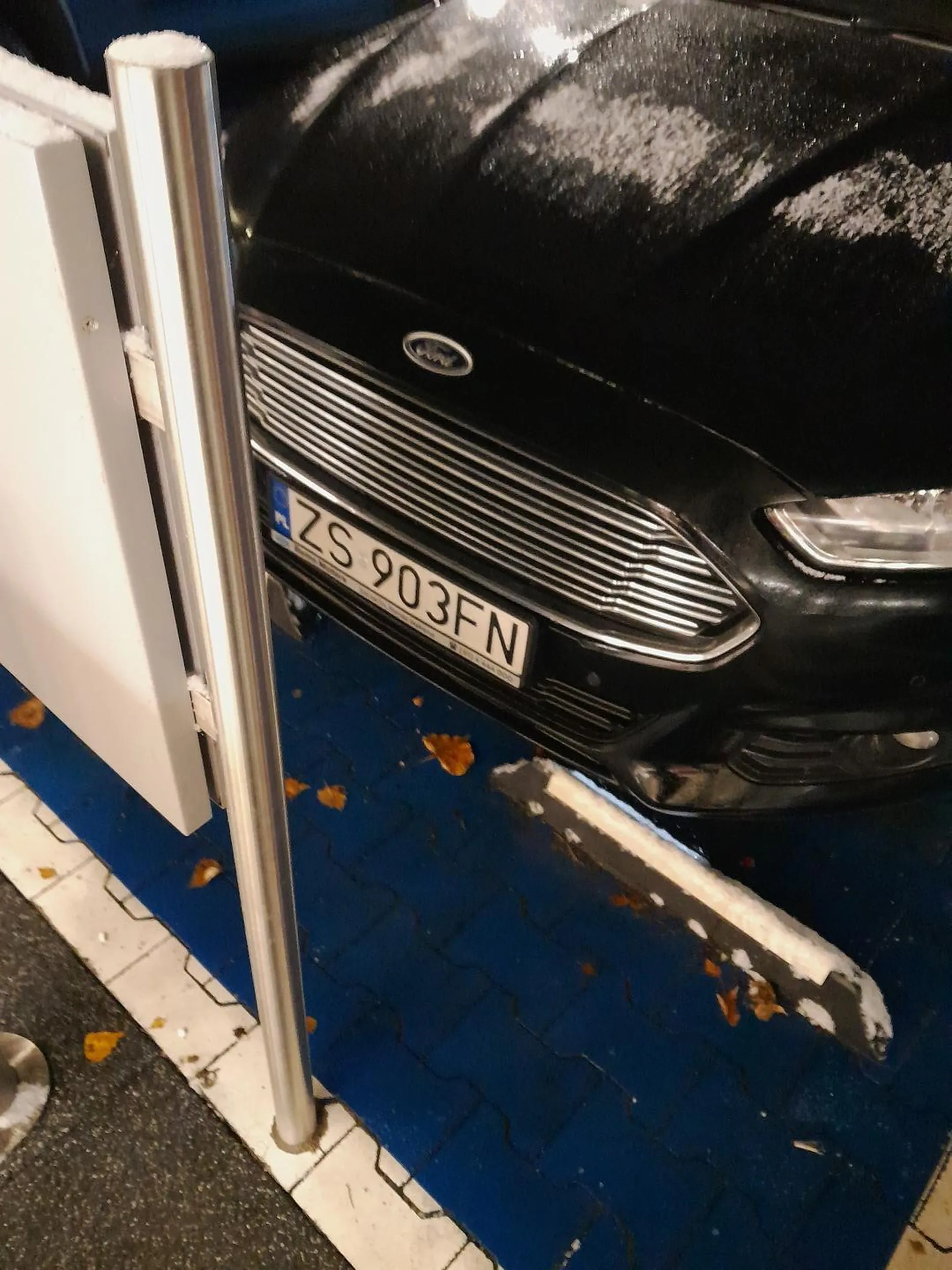 Parkuje pod Lidlem na miejscu parkingowym dla rodzin z dziećmi przyjeżdżając bez dzieci zajmując tym samym miejsce potrzebujacym.