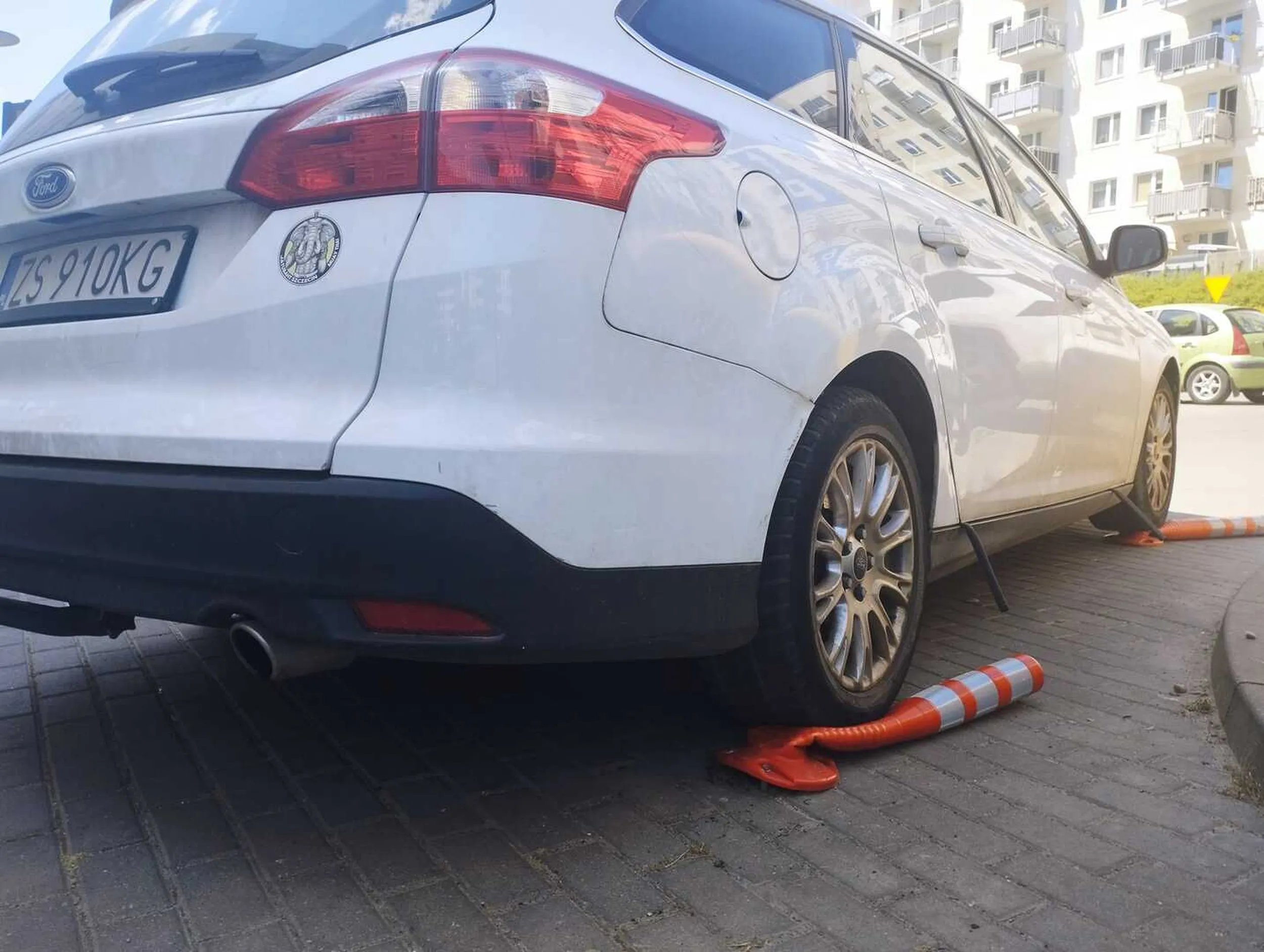 Chamstwo, które nie dość, że ma w poważaniu przepisy ruchu drogowego to jeszcze złośliwie niszczy własność wspólnoty.