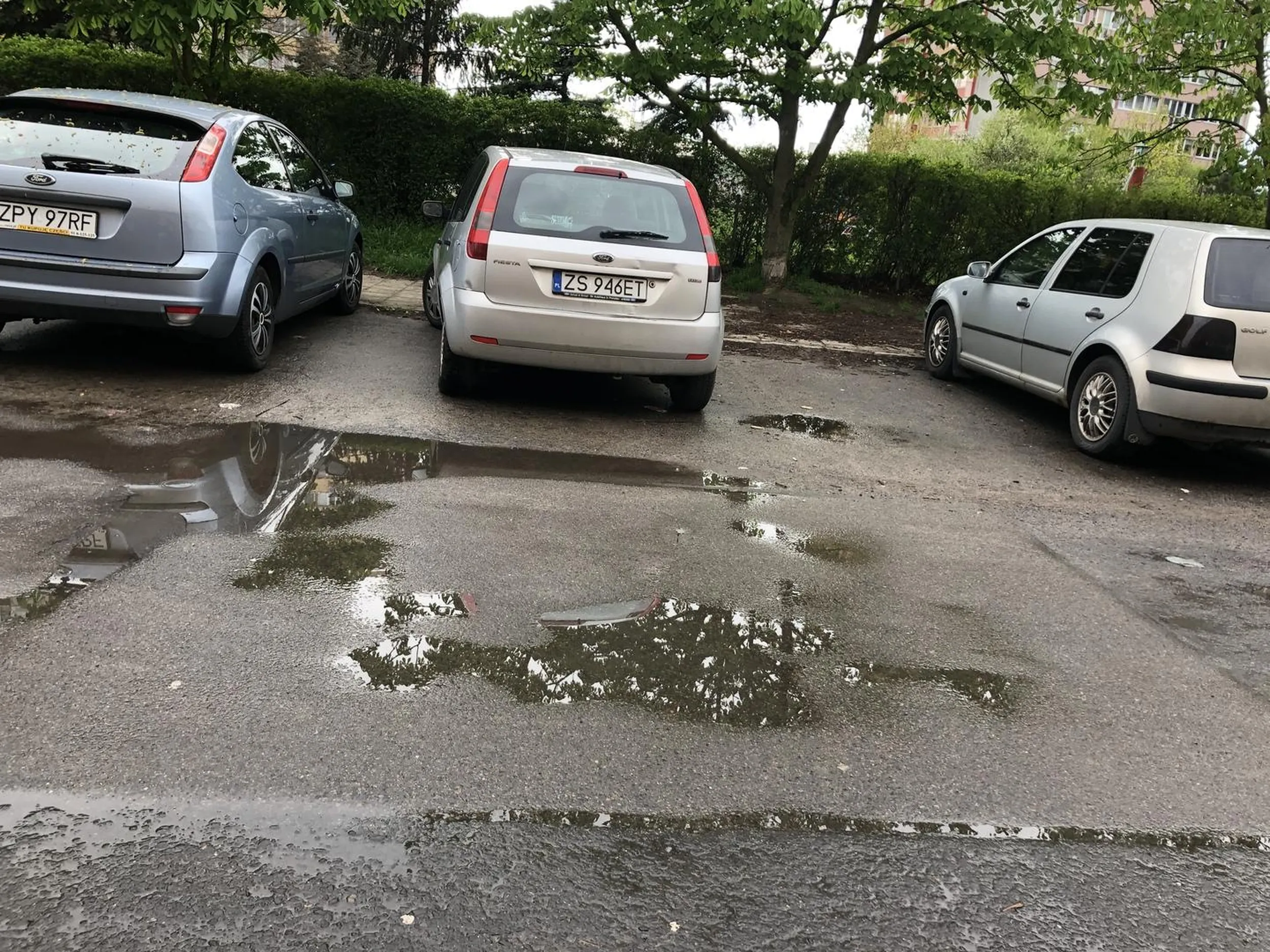 Nie dość że w tej okolicy jest dużo bloków a mało miejsc parkingowych to jeszcze są tacy kierowcy co dwa miejsca zajmują…