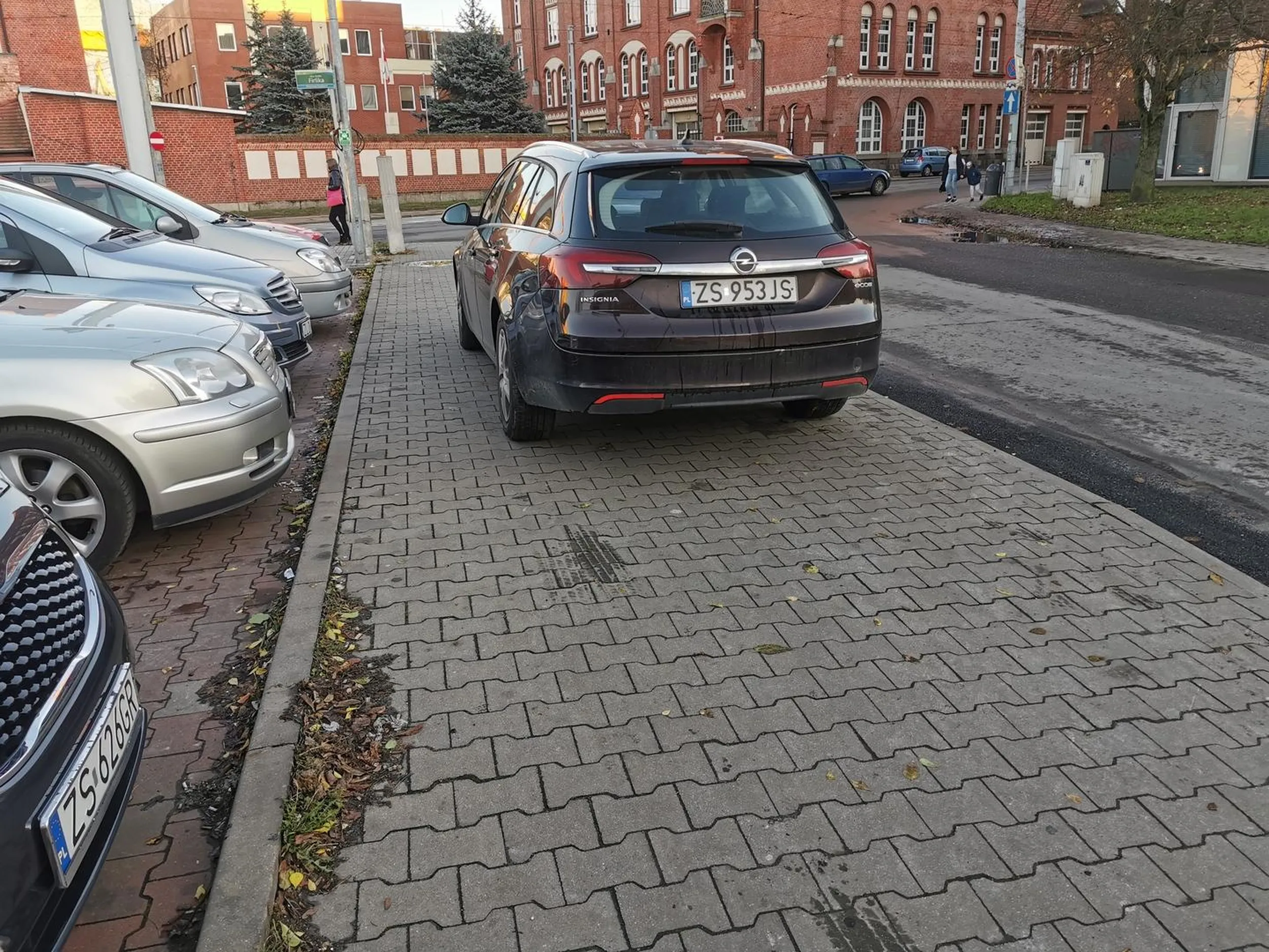 Mistrz/yni parkowania. Pewnie "tylko na chwilę" do Biedronki...