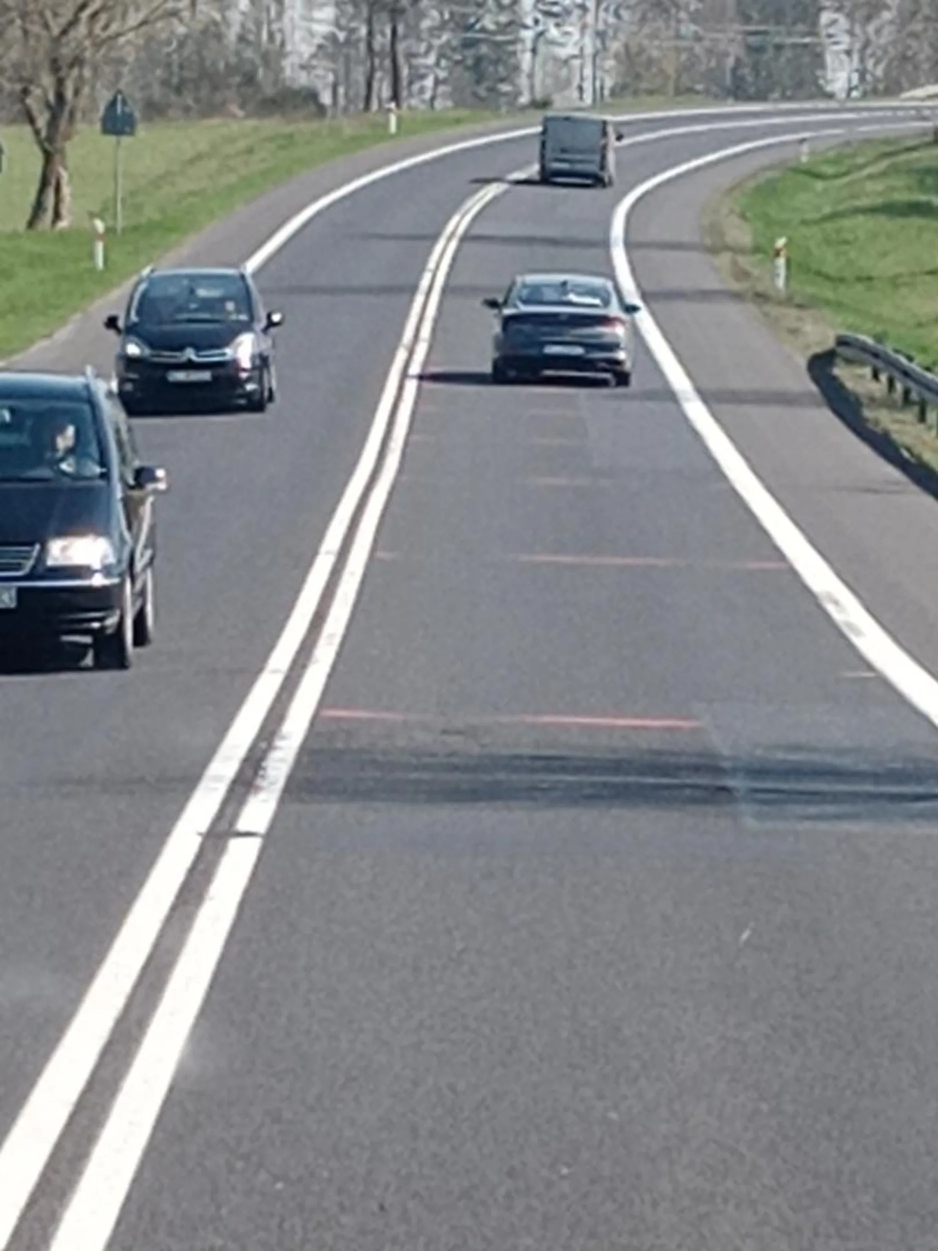 Pamiętaj chamie że wyjeżdżając pod rozpędzona ciężarówkę narażasz własne życie , ale pan szeryf jeszcze musiał mnie wyhamować bo nie rozumie powagi sytuacji że musiałem uciekać na przeciwny pas . Obyś nie mógł się wysrać kierowco za 5 groszy