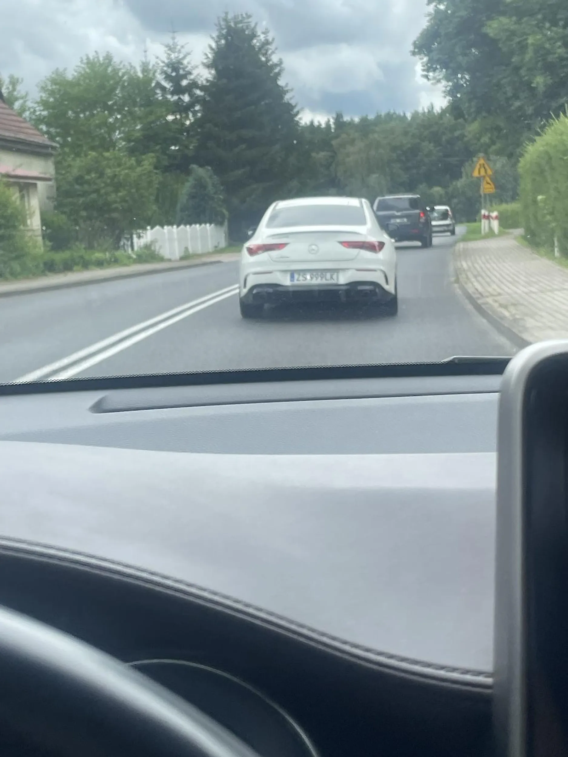 Wyrzuca papierosy przez okno.