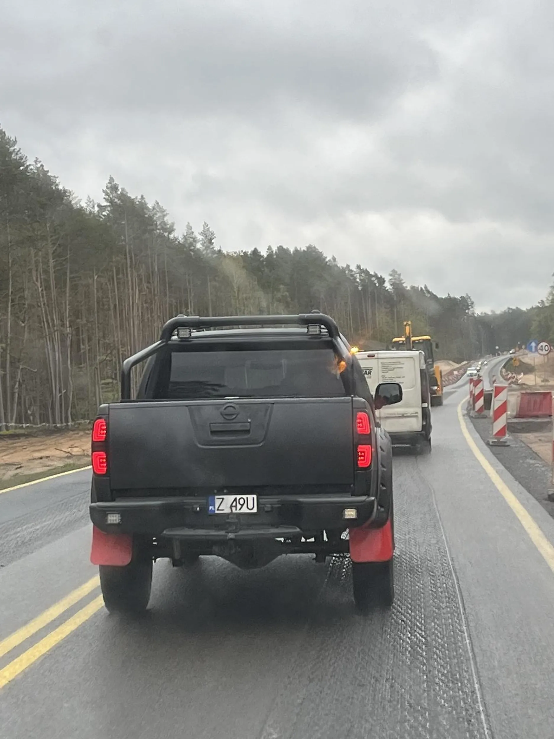 Kierowca wyrzuca śmieci przez okno...