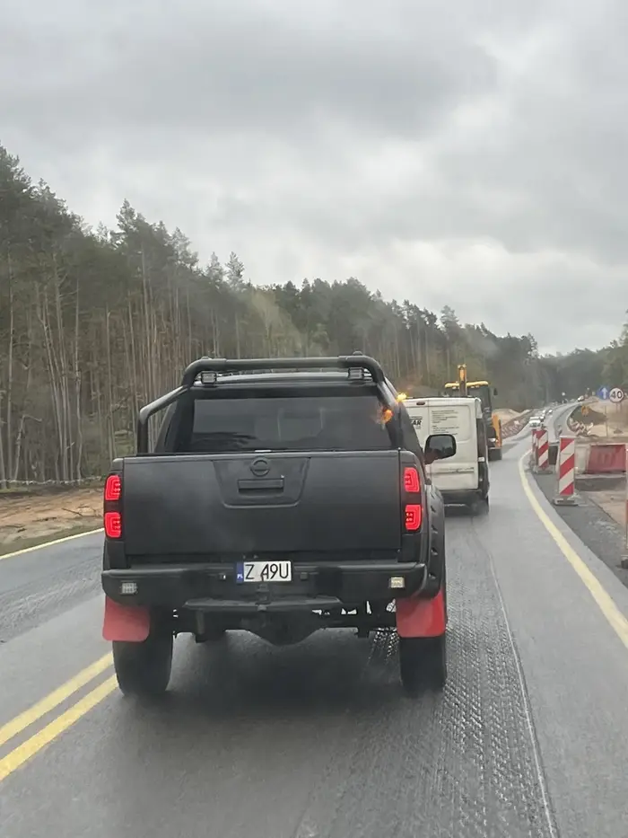 Kierowca wyrzuca śmieci przez okno...