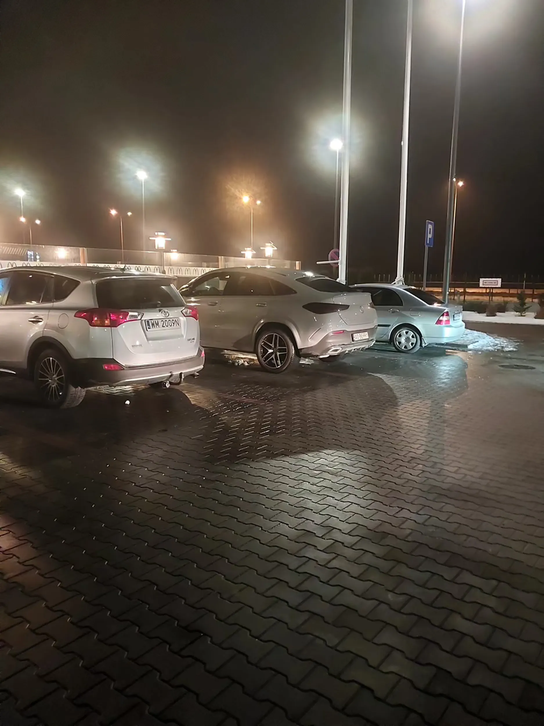 Napisałbym bym że nie umiesz parkować, ale to raczej buractwo z uwagi na idealnie równe zaparkowania się na dwóch miejscach parkingowych.