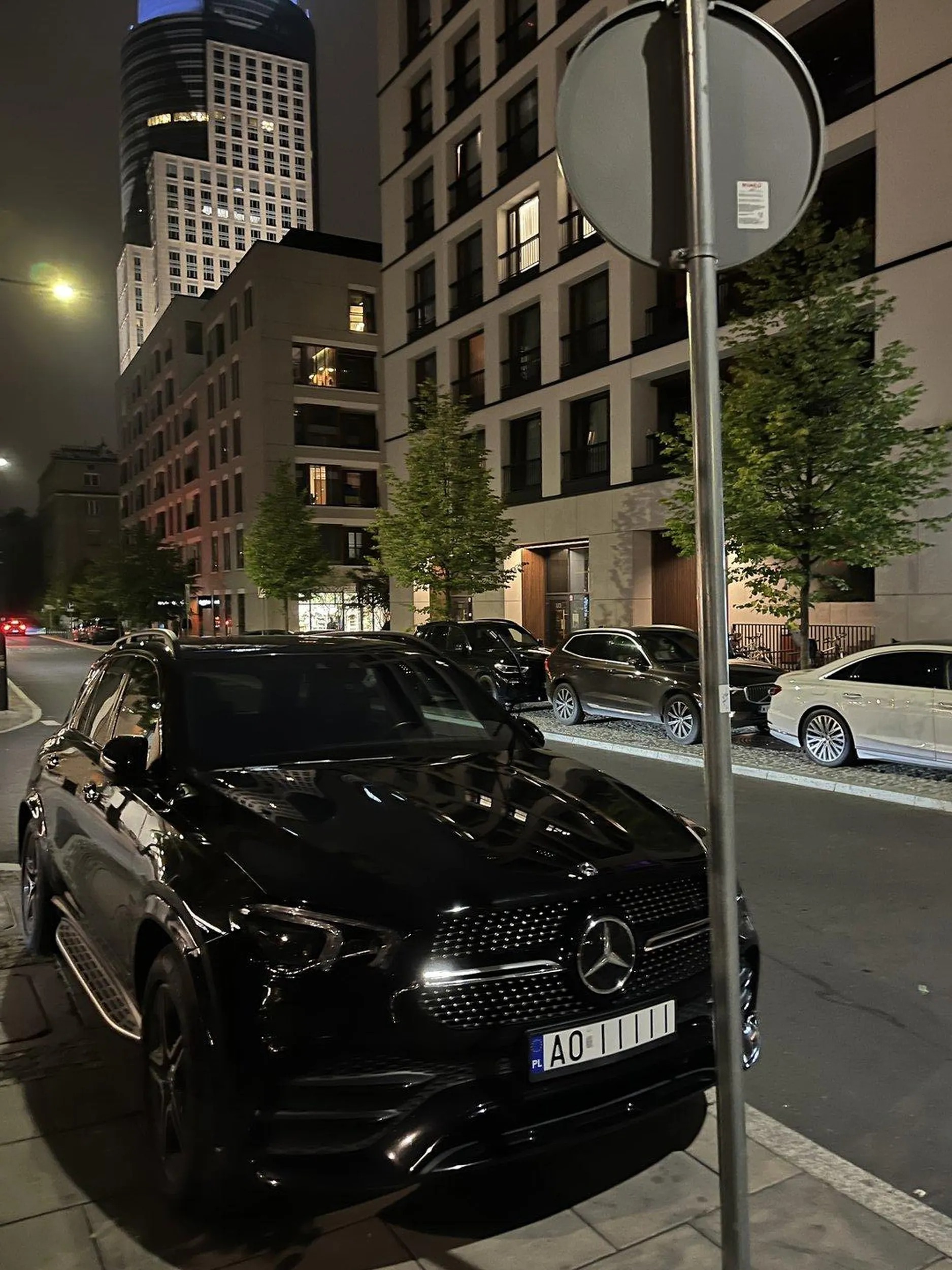 Miszcz parkowania - dużym SUVem bez zachowania 10 metrów odstępu od skrzyżowania. Zasłonił całkowicie widoczność dla skręcających, stwarzając tym samym zagrożenie.