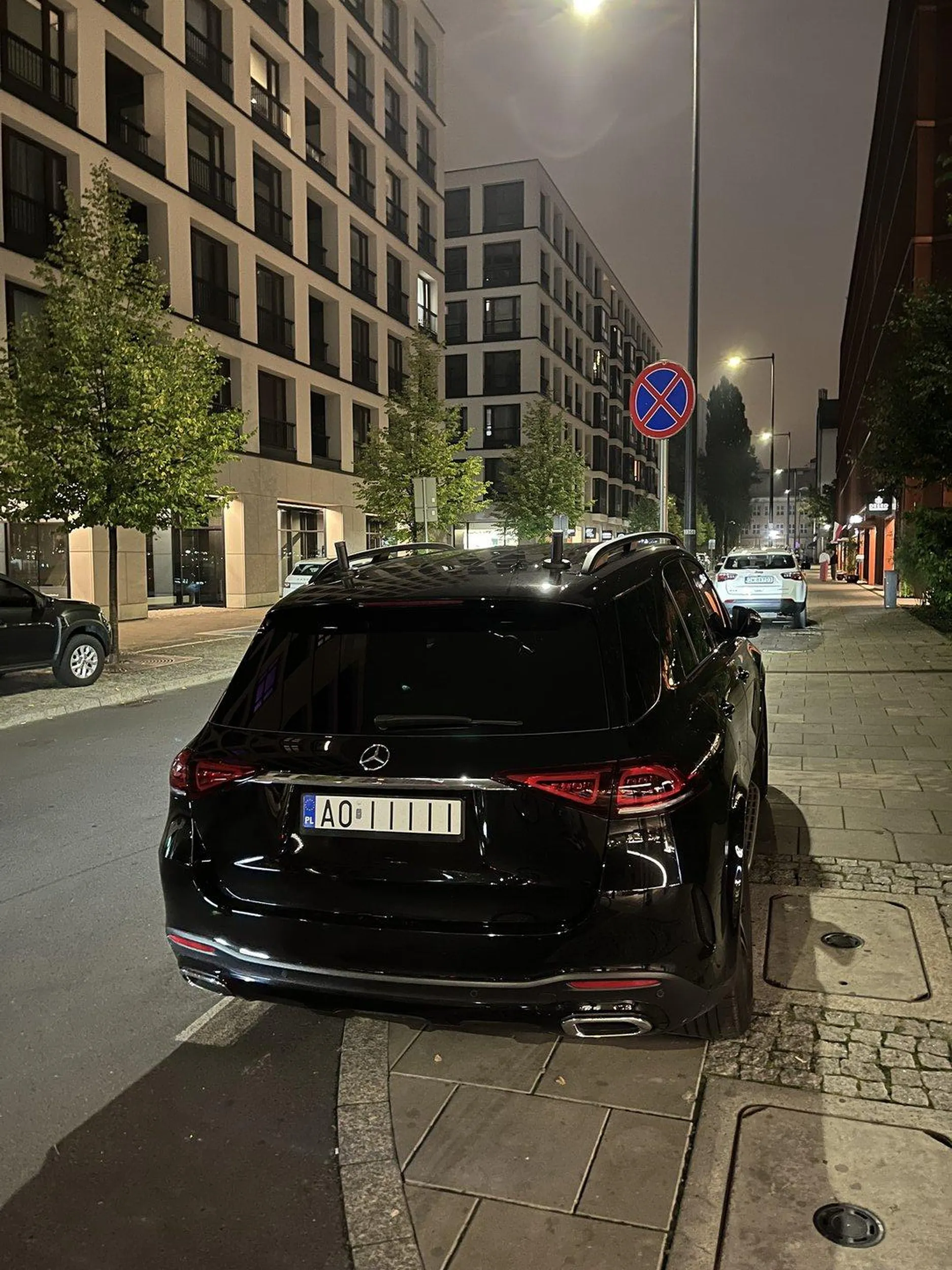 Miszcz parkowania - dużym SUVem bez zachowania 10 metrów odstępu od skrzyżowania. Zasłonił całkowicie widoczność dla skręcających, stwarzając tym samym zagrożenie.