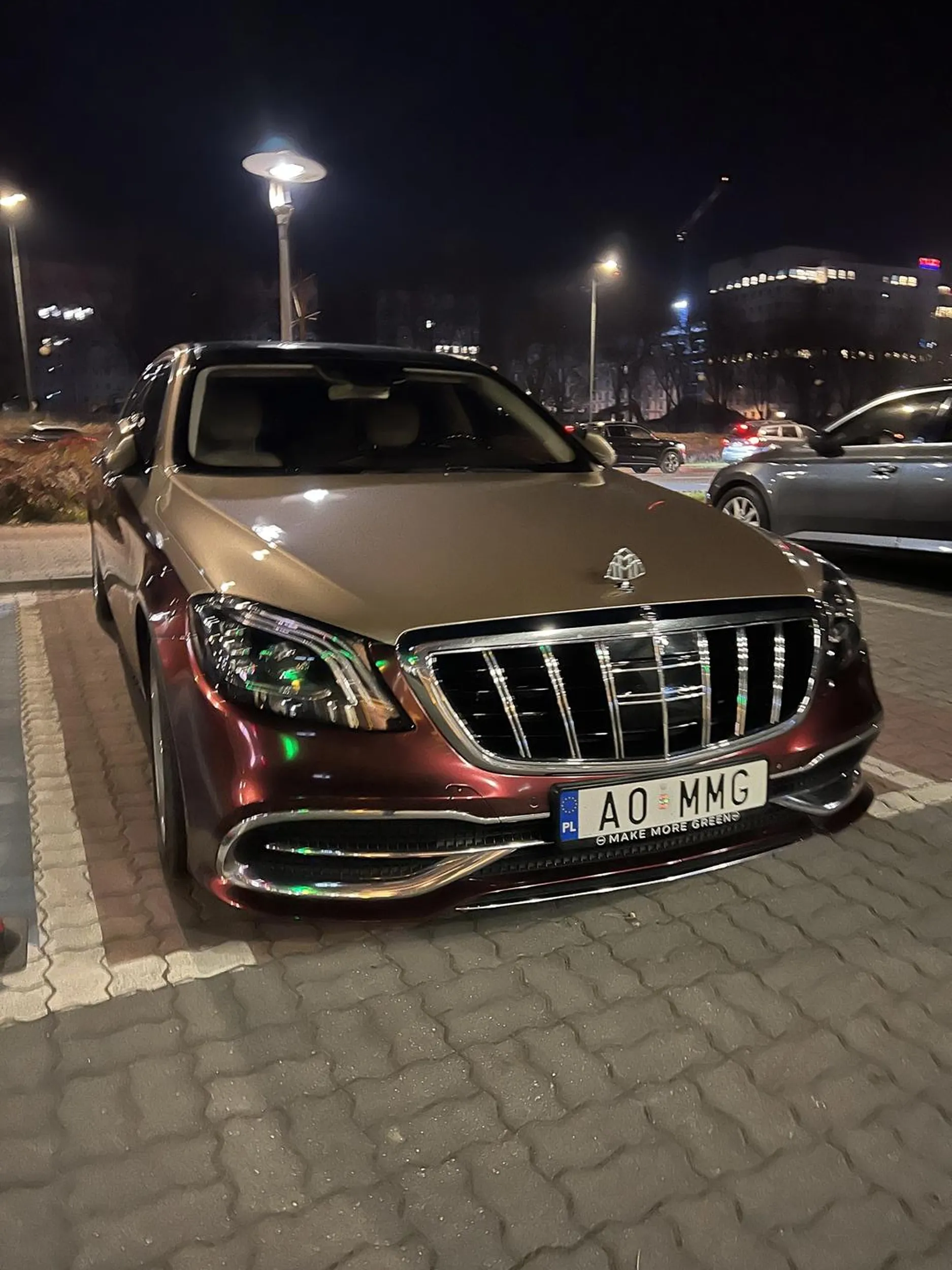 Jeźdźi złotym Maybachem i raczej na złego kierowcę nie wygląda