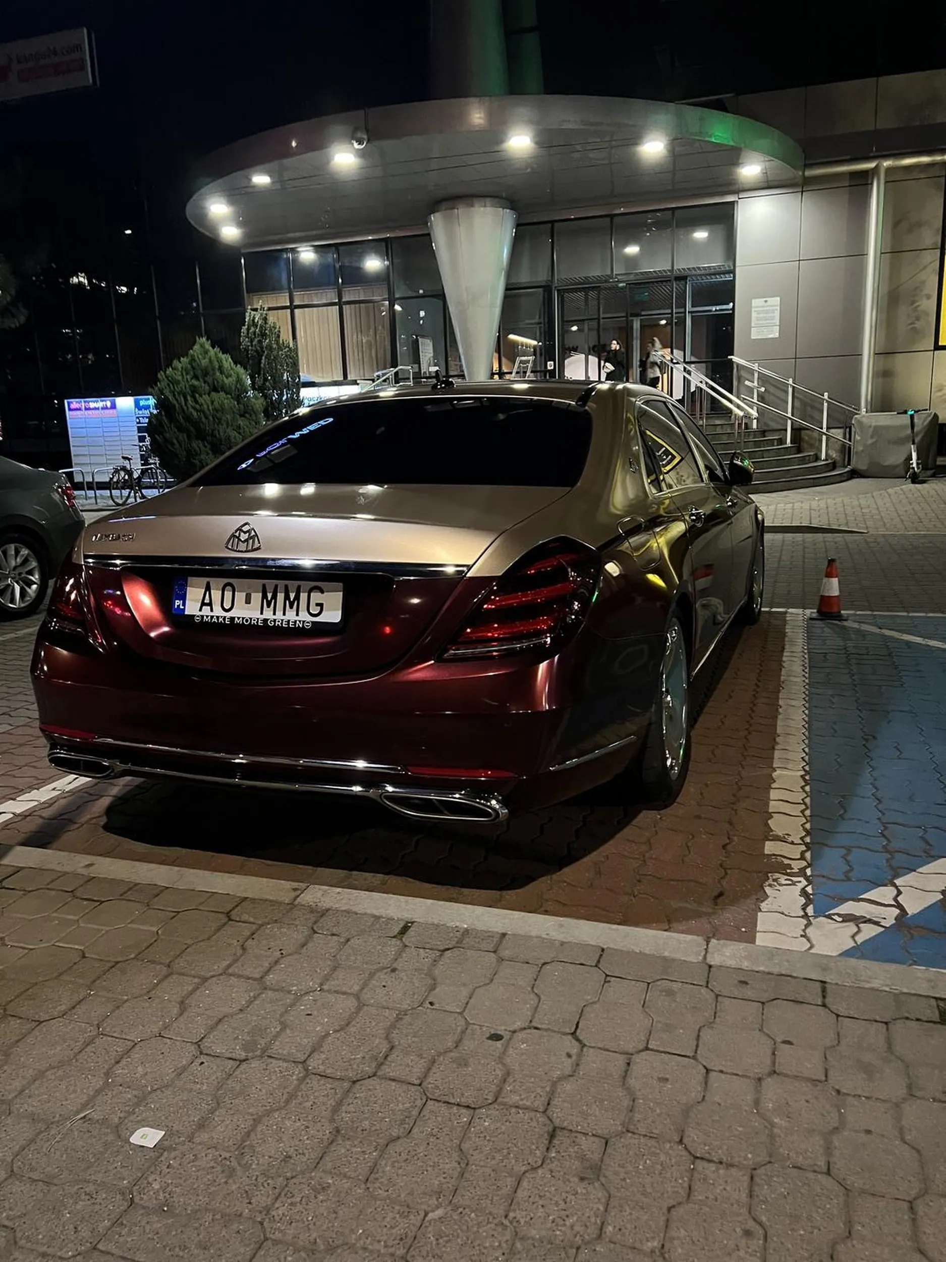 Jeźdźi złotym Maybachem i raczej na złego kierowcę nie wygląda