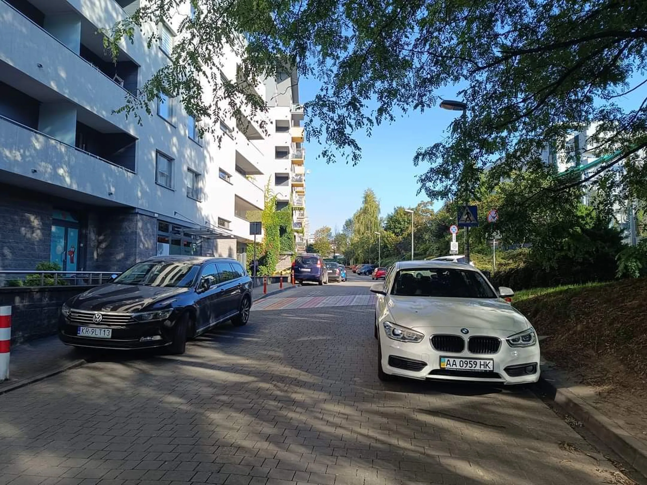 kIEROWCO od białego BMW Zastanów się jak parkujesz.