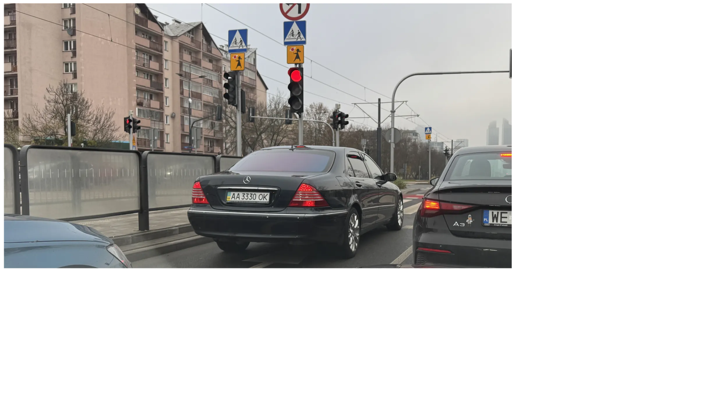 AA3330OK, mercedes. Rejestracja z Kijowa. Zajeżdża drogę, skręca z prawo z pasa do jazdy na wprost, jedzie bus-pasem. Wszystko to przez kilka minut w dniu 27 listopada 2024. Warszawa, ulica Kasprzaka, pomiędzy Prymasa Tysiąclecia a Towarową.
