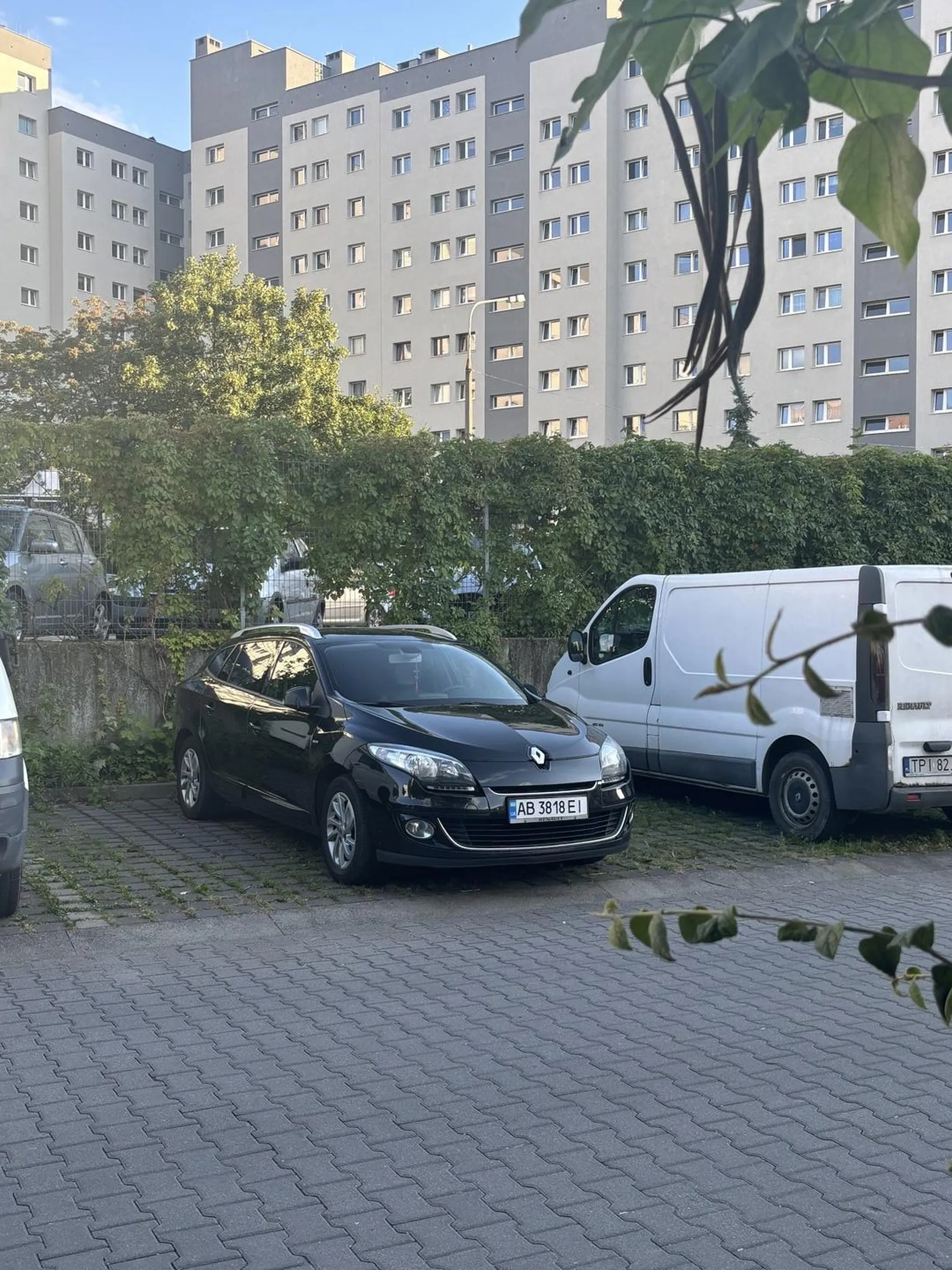 Ukraiński mistrz parkowania stoi tu już tydzień i myśli że jest królem osiedla