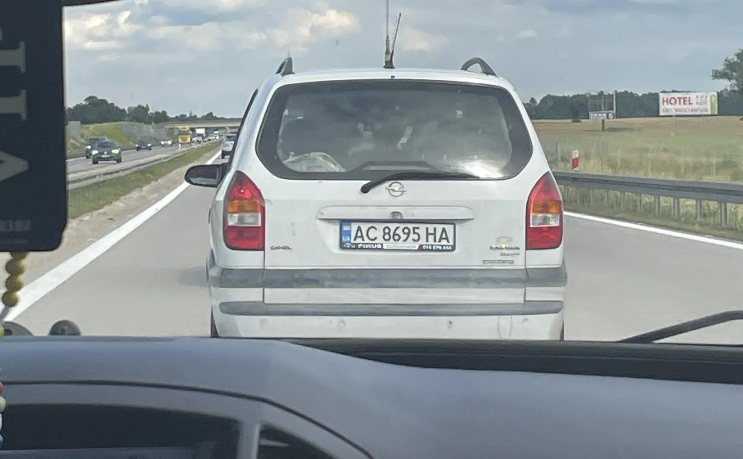 Prawdopodobnie nie trzeźwy poruszał się po A4 w stronę Wrocławia. Wjeżdżał na lewy pas bez kierunku pod same koła zjeżdżając na prawy również przed samą maske innego auta i tak przez dłuższy odcinek sprawa zgłoszona do odpowiednich służb roszę uważać