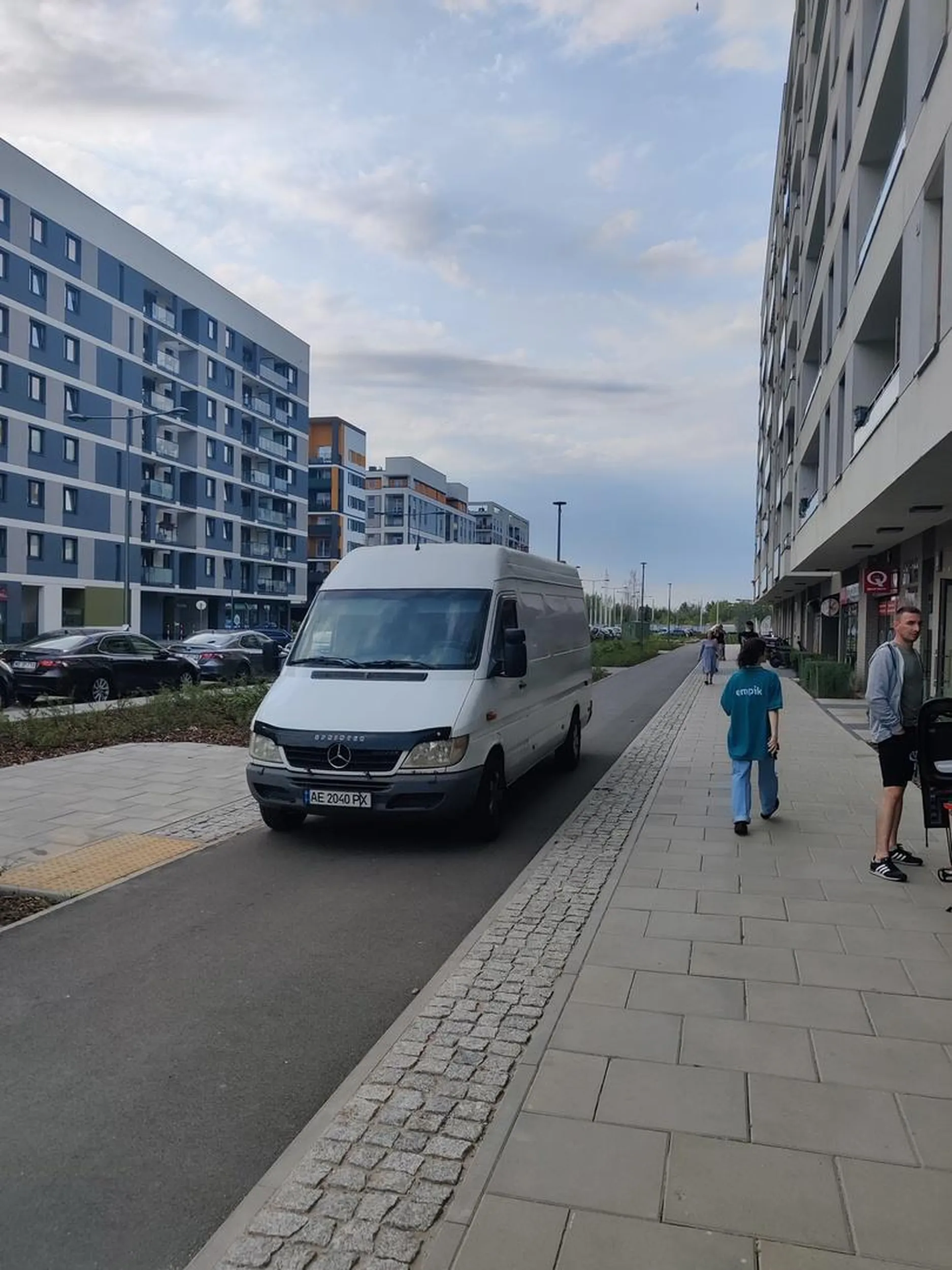 Jazda po chodniku i ścieżce rowerowej.