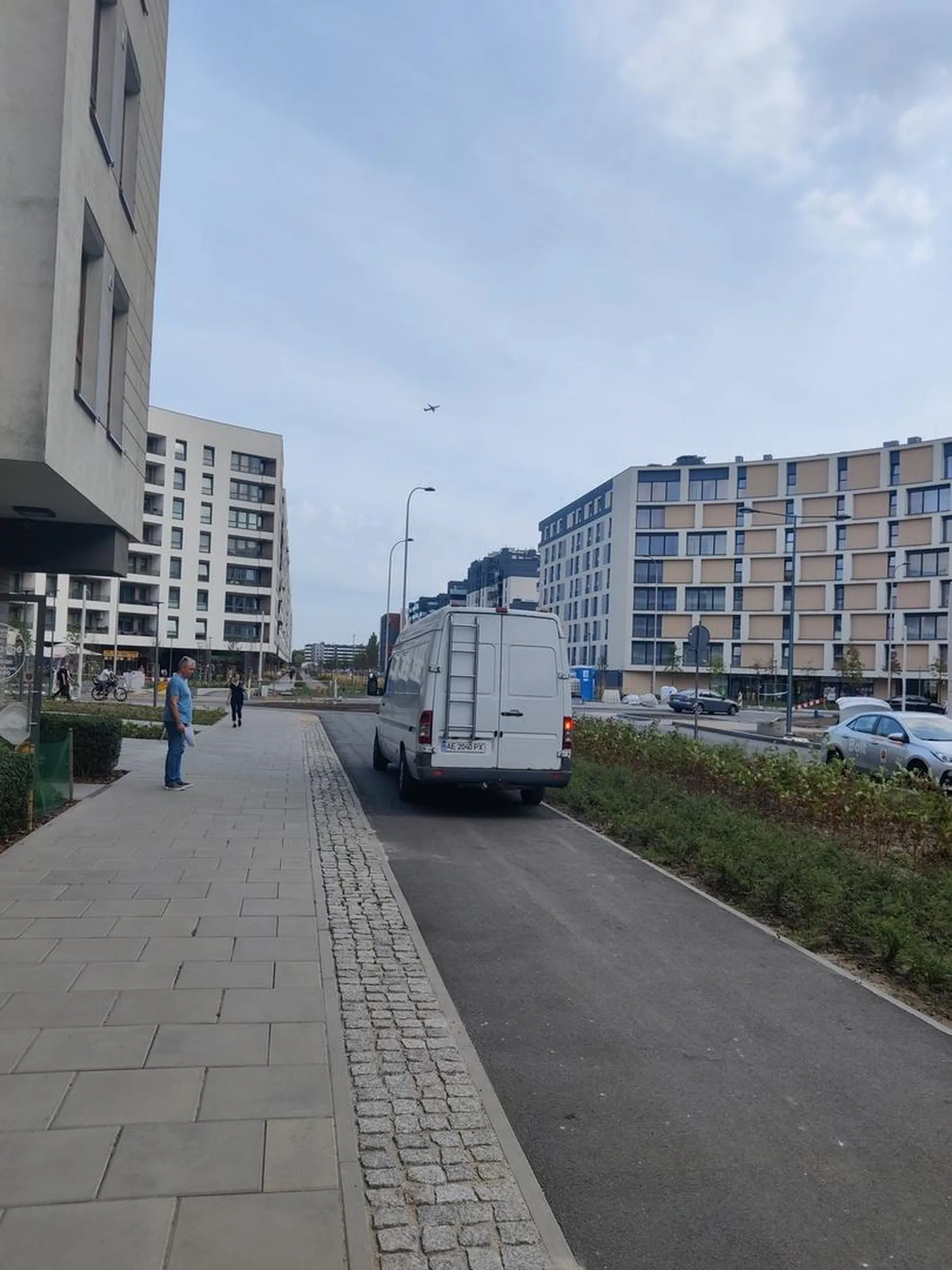 Jazda po chodniku i ścieżce rowerowej.