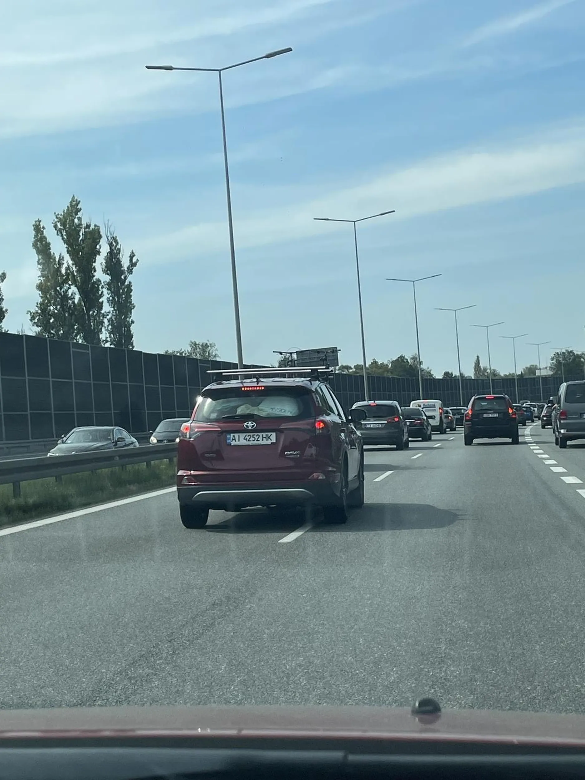 Głupia Ukrainka maluje się w aucie na środku autostrady jadąc środkiem drogi. Zwykła głupia cipa. Nie pozdrawiam