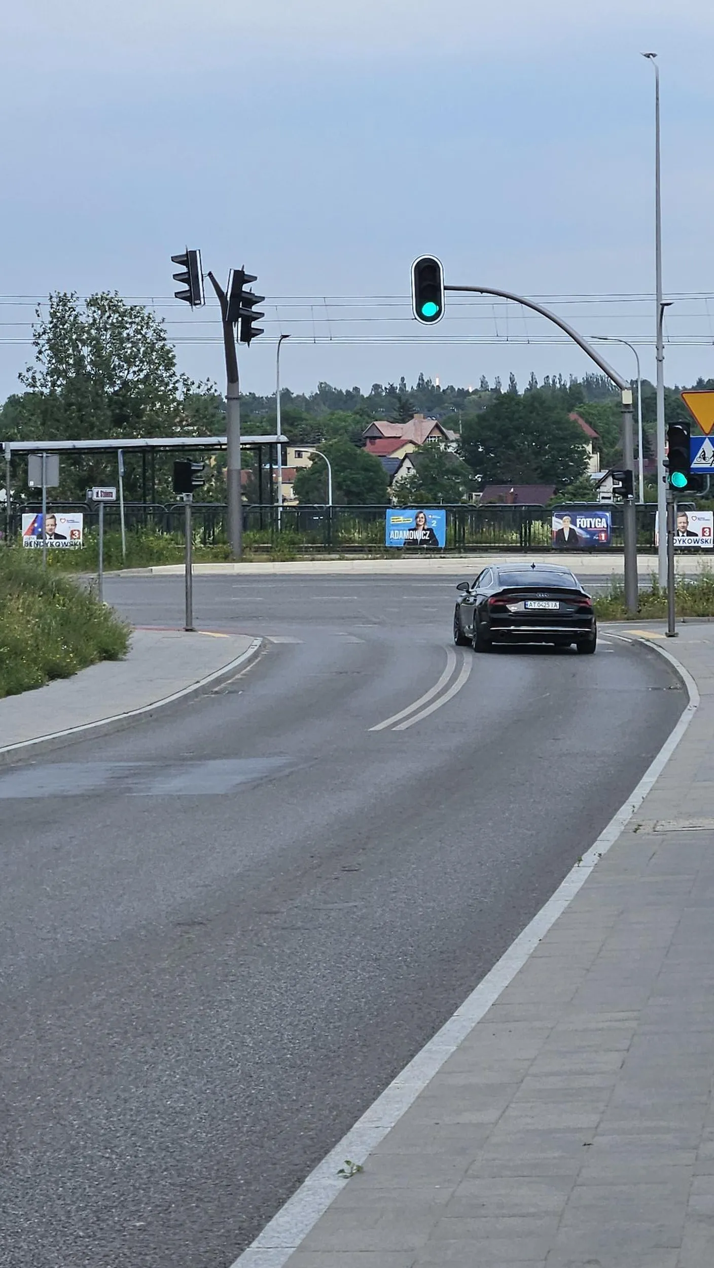 Nie chce pochopnie oceniać jak wiele osób po samej rejestracji, bo mógł to jechać polak który kupił auto na Ukraińskich blachach. Kierowca nie ustąpił pierwszeństwa parze z dzieckiem w wózku na przejściu dla pieszych i bardzo się spieszył na 30-tce