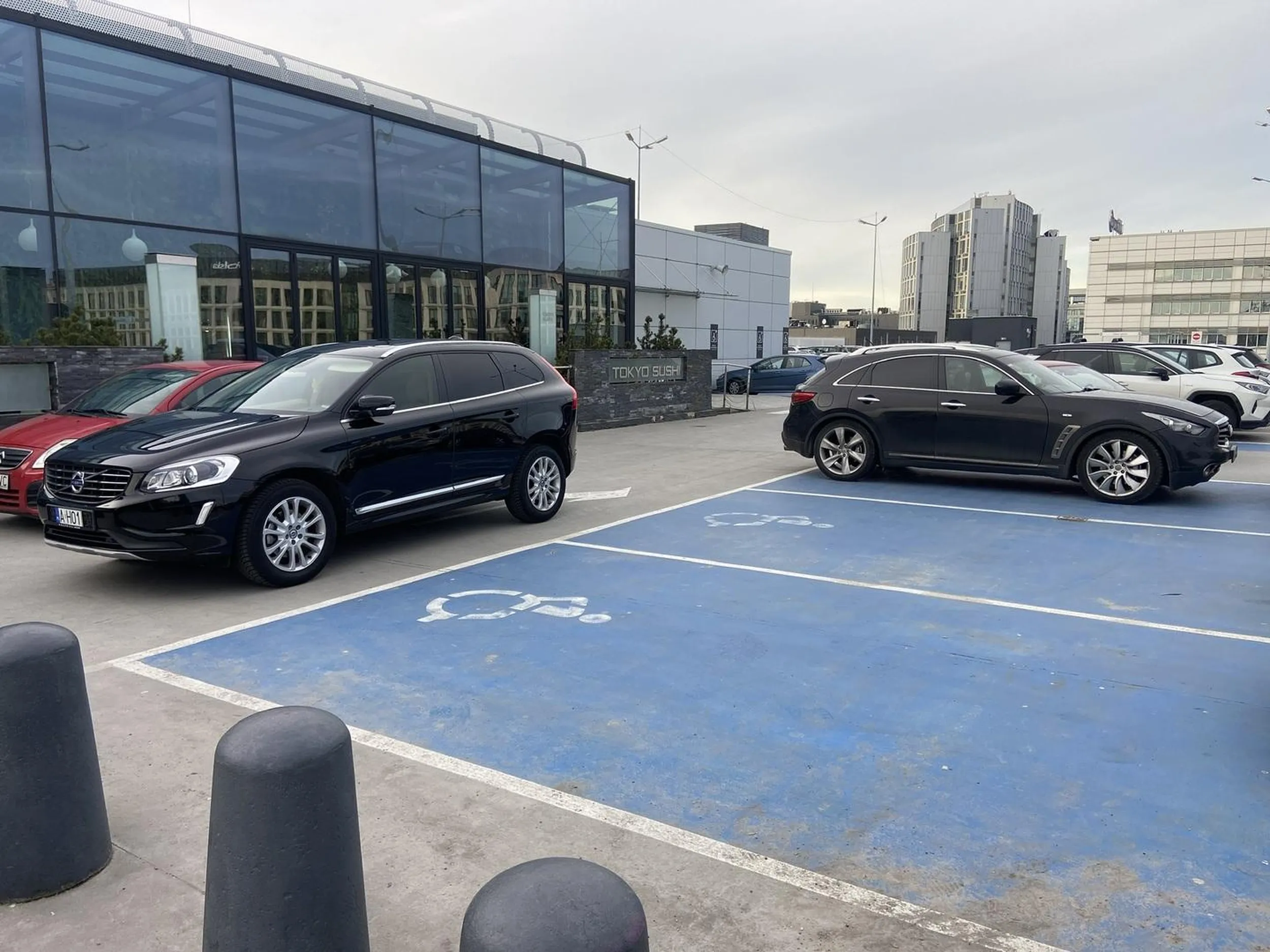 Mistrz parkowania blokujący całkowicie dostęp do 2 miejsc dla osób z niepełnosprawnością.