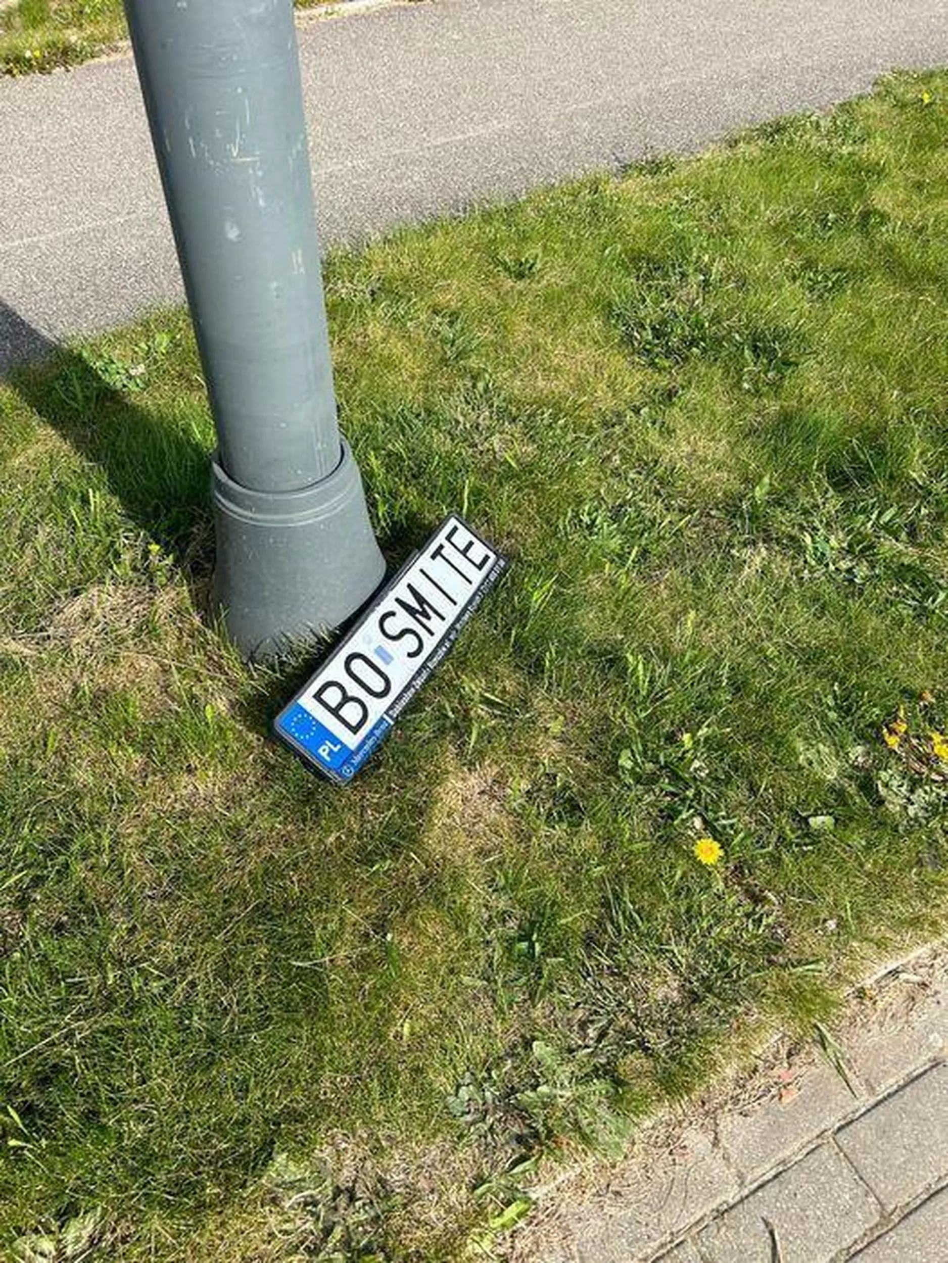 Tablica leży w Supraślu przy cerkwi