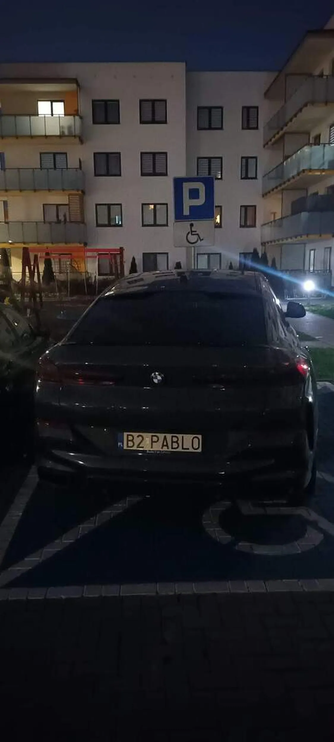 Zaparkowanie na miejscu dla osób niepełnosprawnych bez stosownych uprawnień jest wykroczeniem w Polsce, które może skutkować mandatem, punktami karnymi, a także odholowaniem pojazdu na koszt właściciela. Miejsca te są przeznaczone wyłącznie dla osób posiadających specjalną kartę parkingową, która potwierdza, że osoba jest uprawniona do parkowania na tych miejscach ze względu na swoją niepełnosprawność lub potrzeby zdrowotne. Warto być świadomym, że takie miejsca są ograniczone i kluczowe dla osób, które rzeczywiście ich potrzebują.