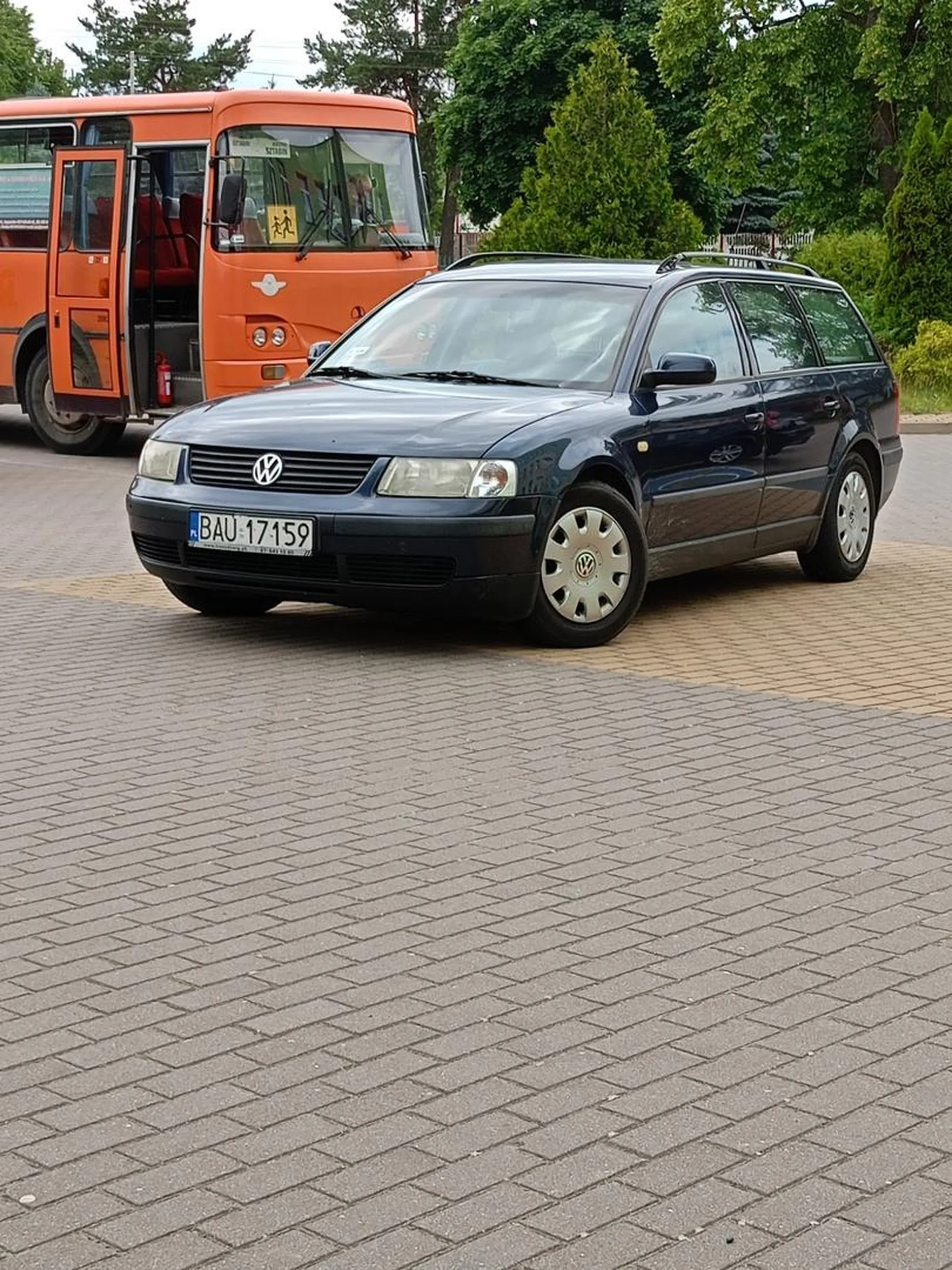Pan parkuje na chodniku zamiast na parkingu który znajduje się obook