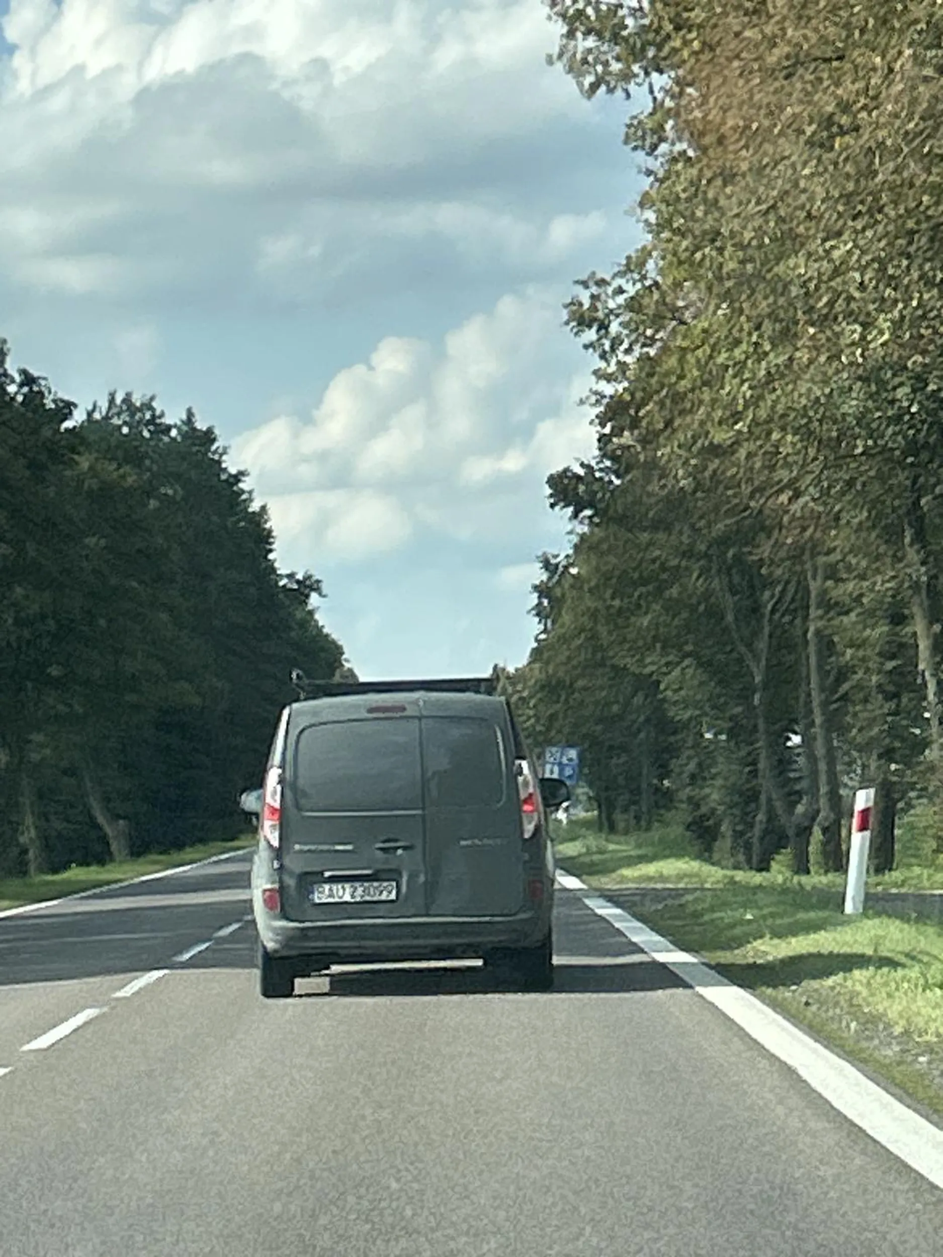 Proszę napraw światła STOPu bo spowodujesz kiedyś wypadek. Jazda za Tobą to ciągłe trzymanie ręki na pulsie aby wiedzieć kiedy zahamować bo nie chce Ci się naprawić świateł hamowania. Widać że już nie jeden Ci wjechał w dupe po wgnieceniach