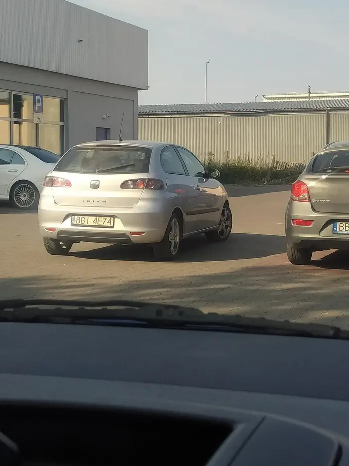 Parkuje jak ciota w niedozwolonym miejscu