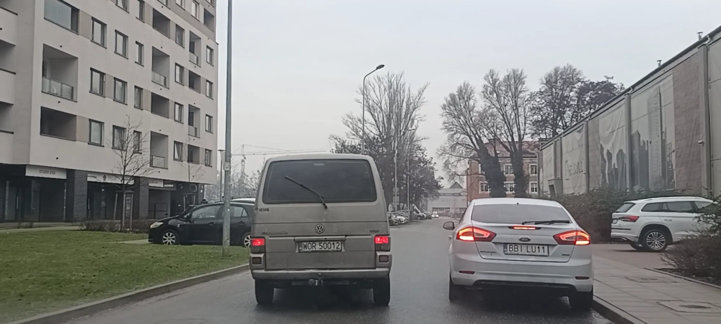 Stoi złom na ulicy i tamuje ruch.