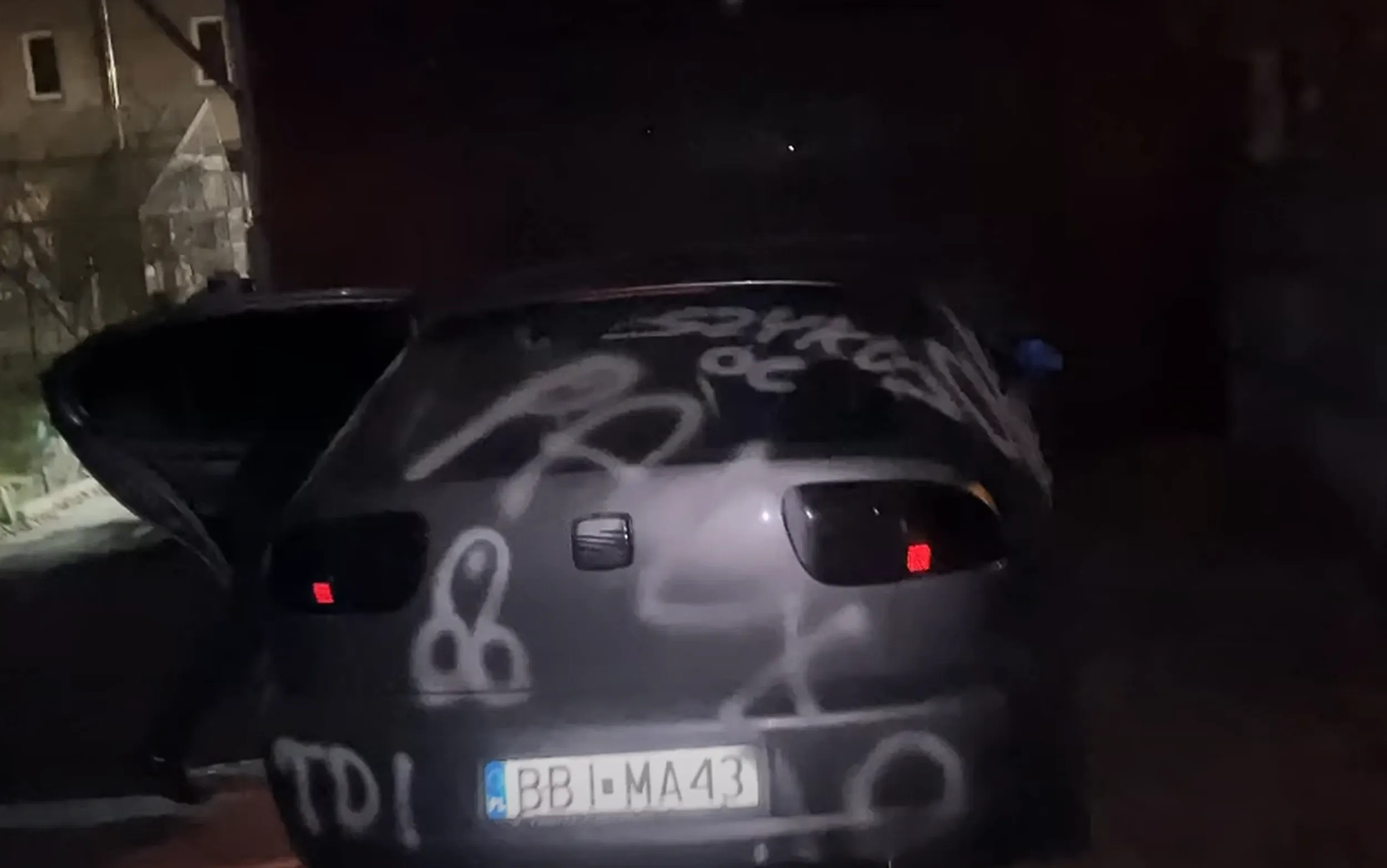 ukradl mi samochod z pabianic po czym wymalowal mi go calego i wyjal z niego silnik. Teraz chce sprzedac mojego Seata Leona