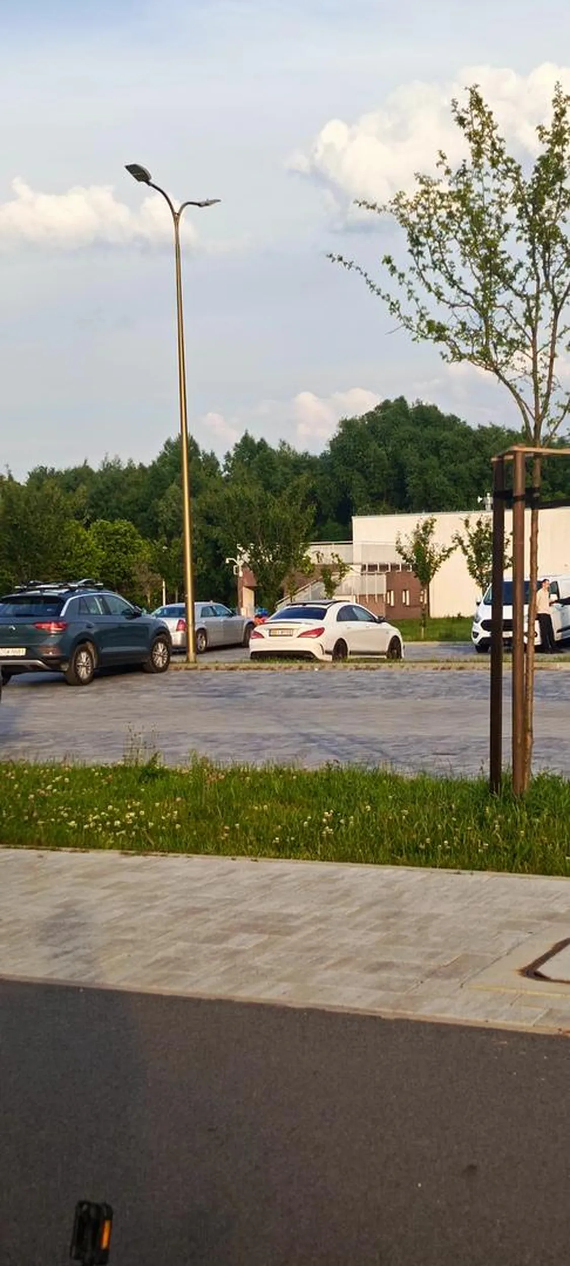 Lansuje się autem od tatusia i myśli że jest fajny