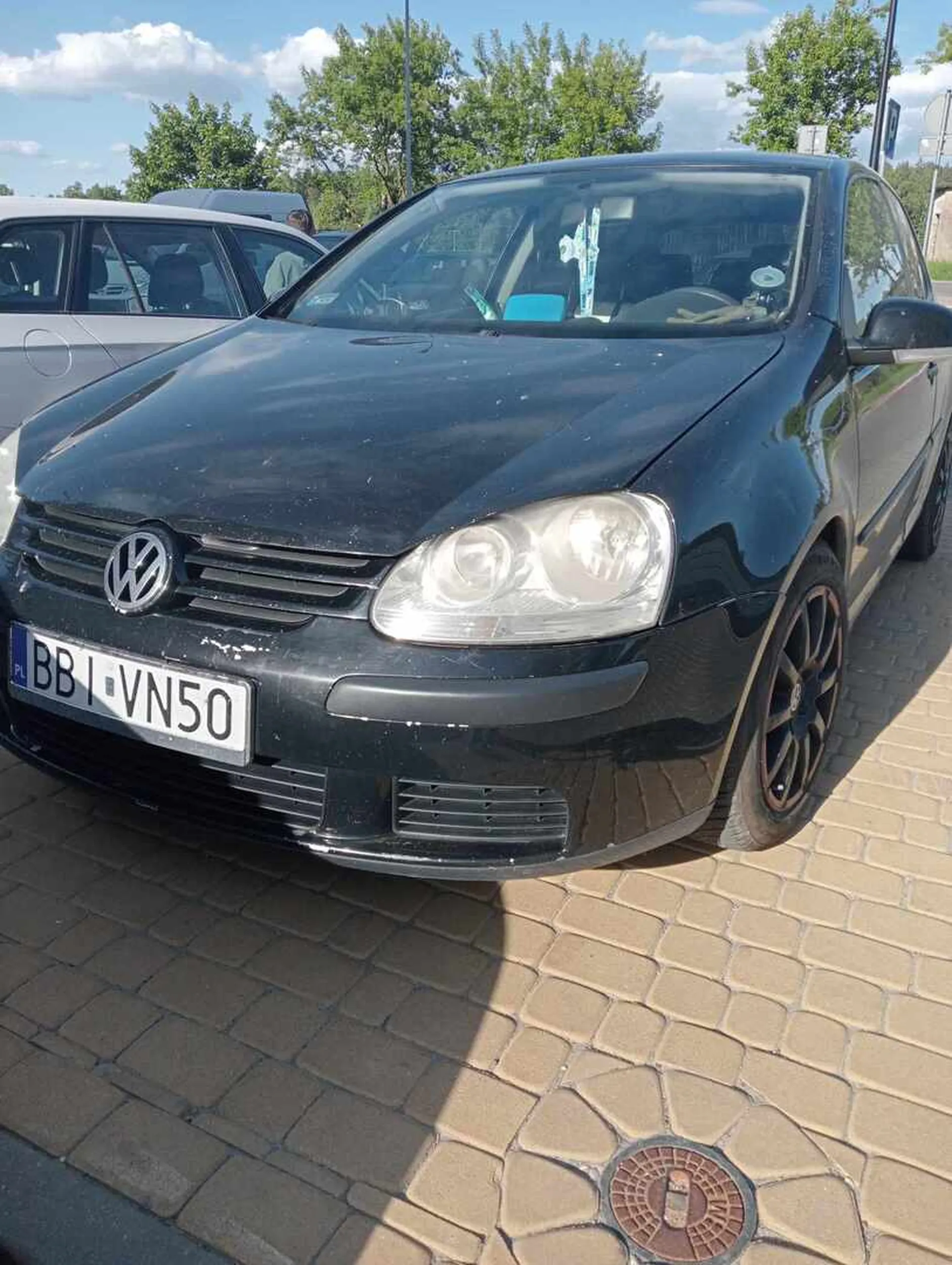 Jeżeli nie ma miejsca parkingowego to rozumiem że można parkować na chodniku?