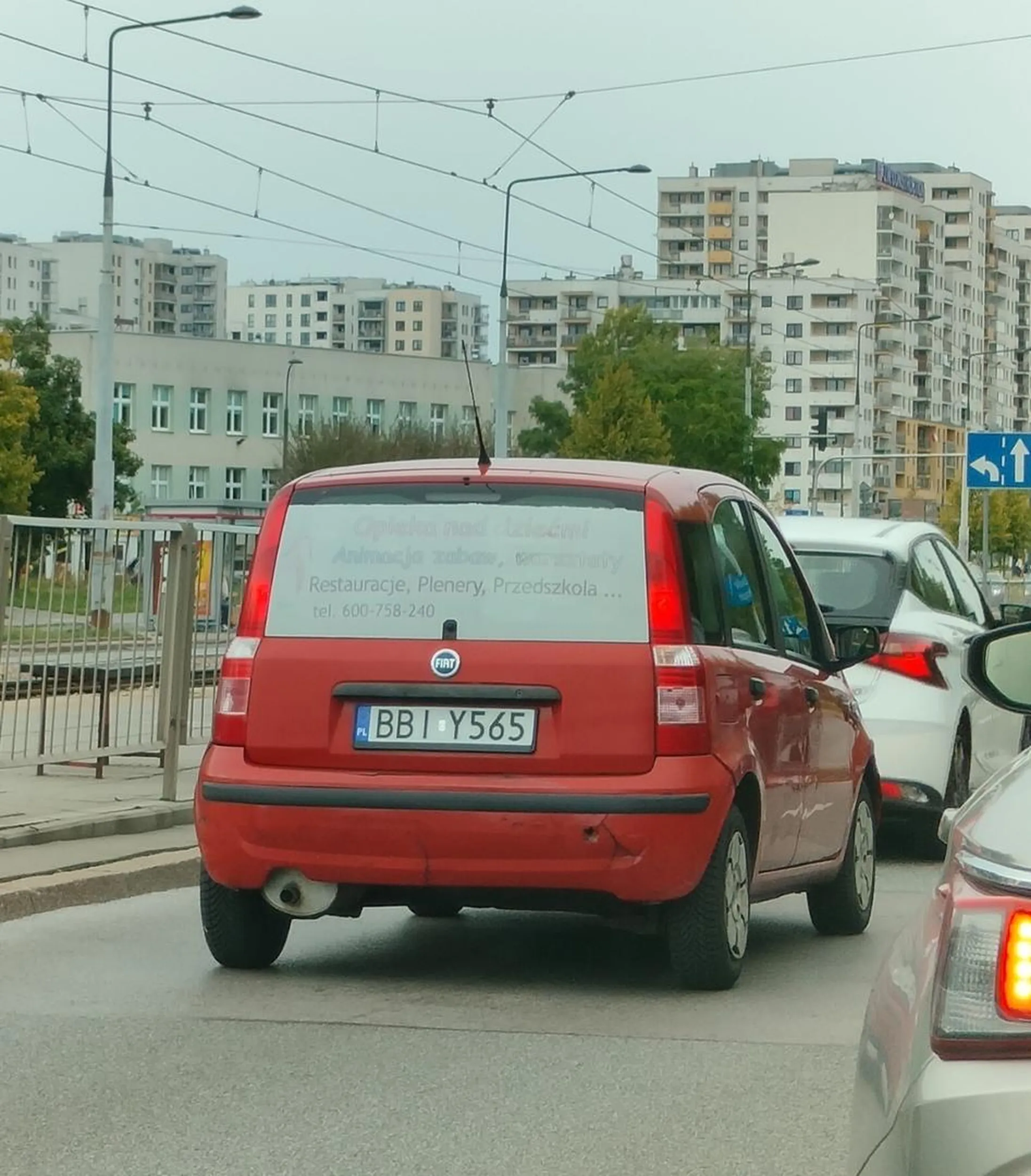 Kobieto wyglądająca jak koń, wygląd nie sprawi że nie trzeba znać przepisów, nie trąb na kogoś kto wjeżdża na pas "rozbiegowke" bo wjeżdża na swój pas a nie Twój ! Dwa jak się taki pas kończy w ruchu miejskim masz obowiązek puścić 3 blokowanie i próba przyspieszenia Pandą żałosne, troszkę pokory i znajomości przepisow