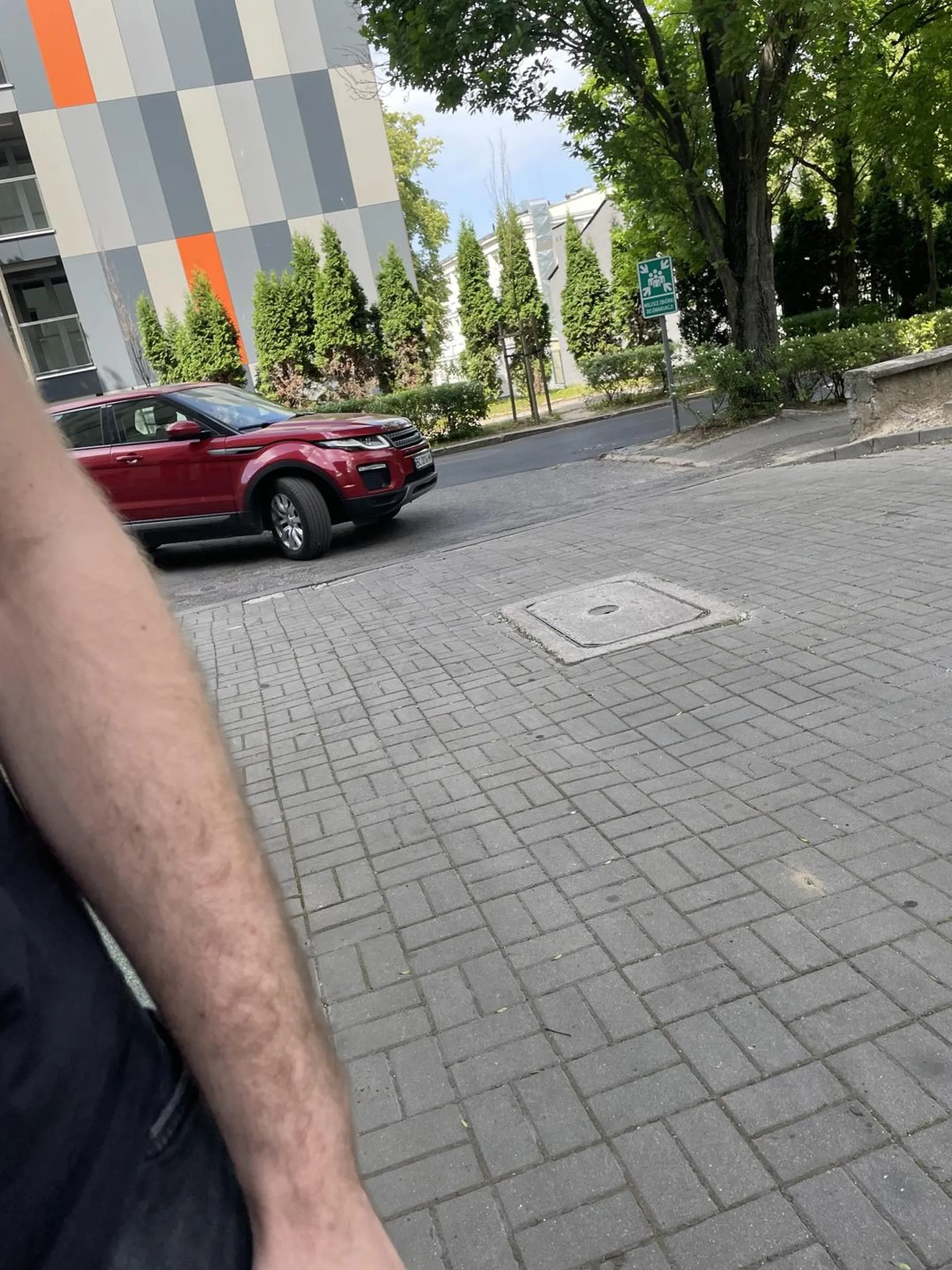 Tępa baba nie umi stać na parkingu