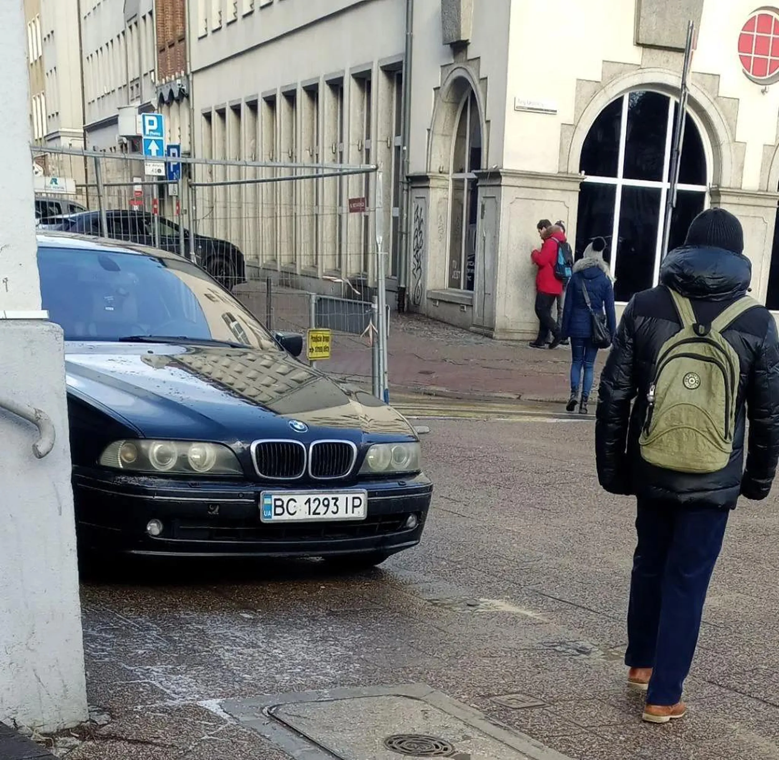 Ukraińskie zwyczaje w centrum Gdańska. Cały chodnik zastawiony