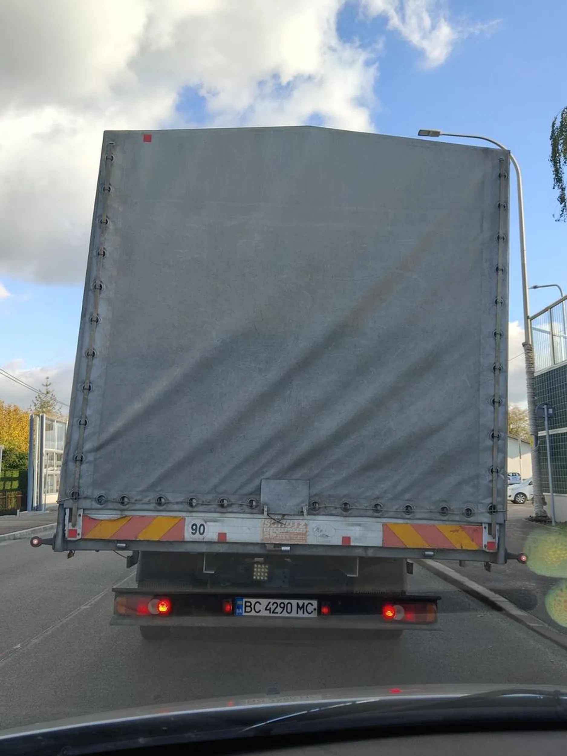 Że to wgl jeździ to szok.samochof przeładowany na jedną stronę(chyba)