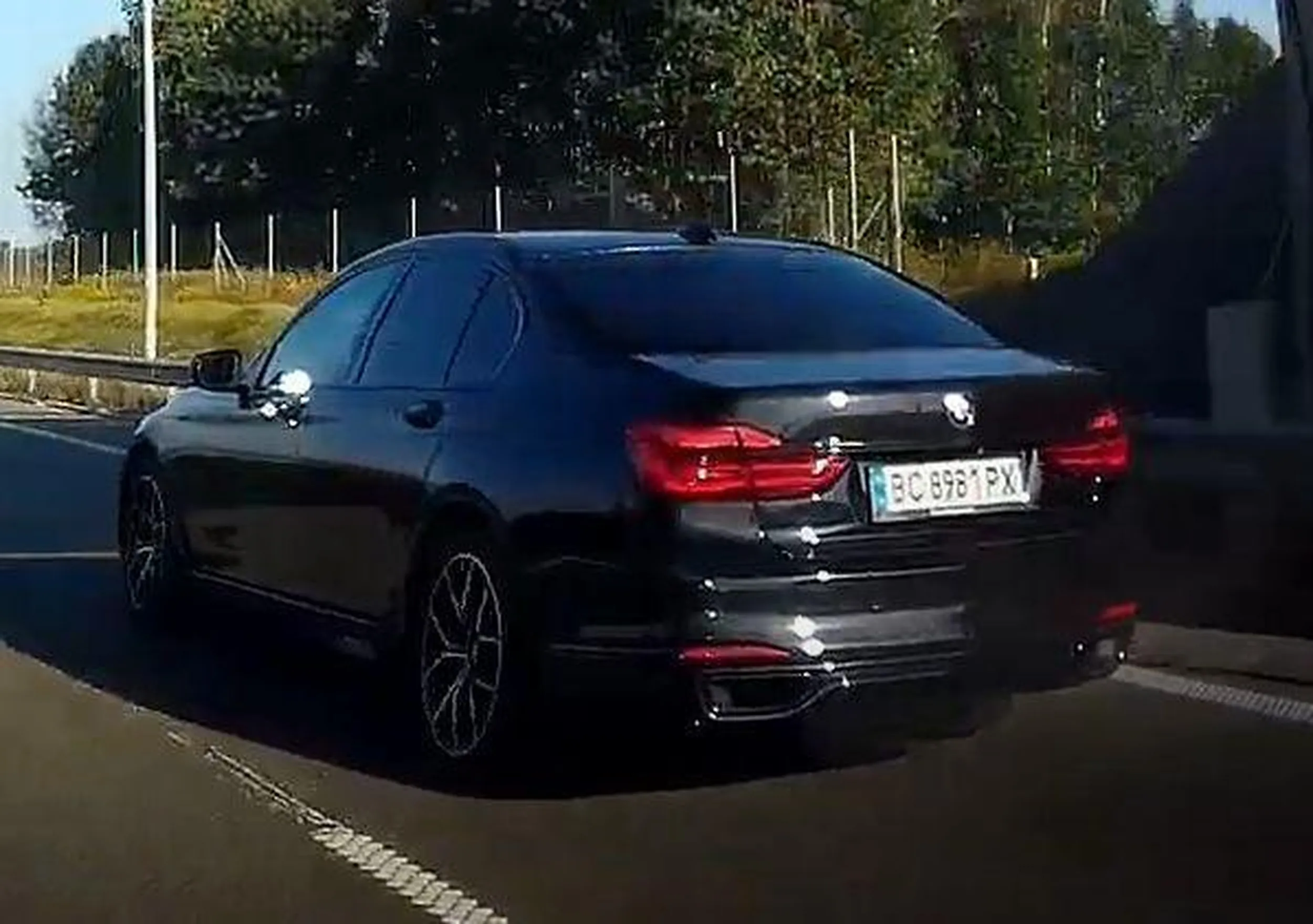 Typ ma w poważaniu innych na trasie, zajeżdża drogę, na zwrócenie uwagi klaksonem i światłami hamuje. Jak ci tu źle, to wypad na front, chłopie, po co się tu męczysz. Дорожный хам. Жук с бмв.