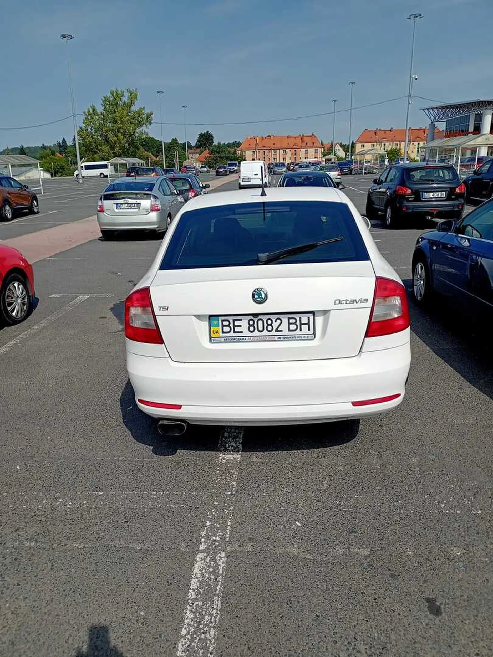 Skoda trochę, że sąsiad ze wschodu nie przykłada się do parkowania.