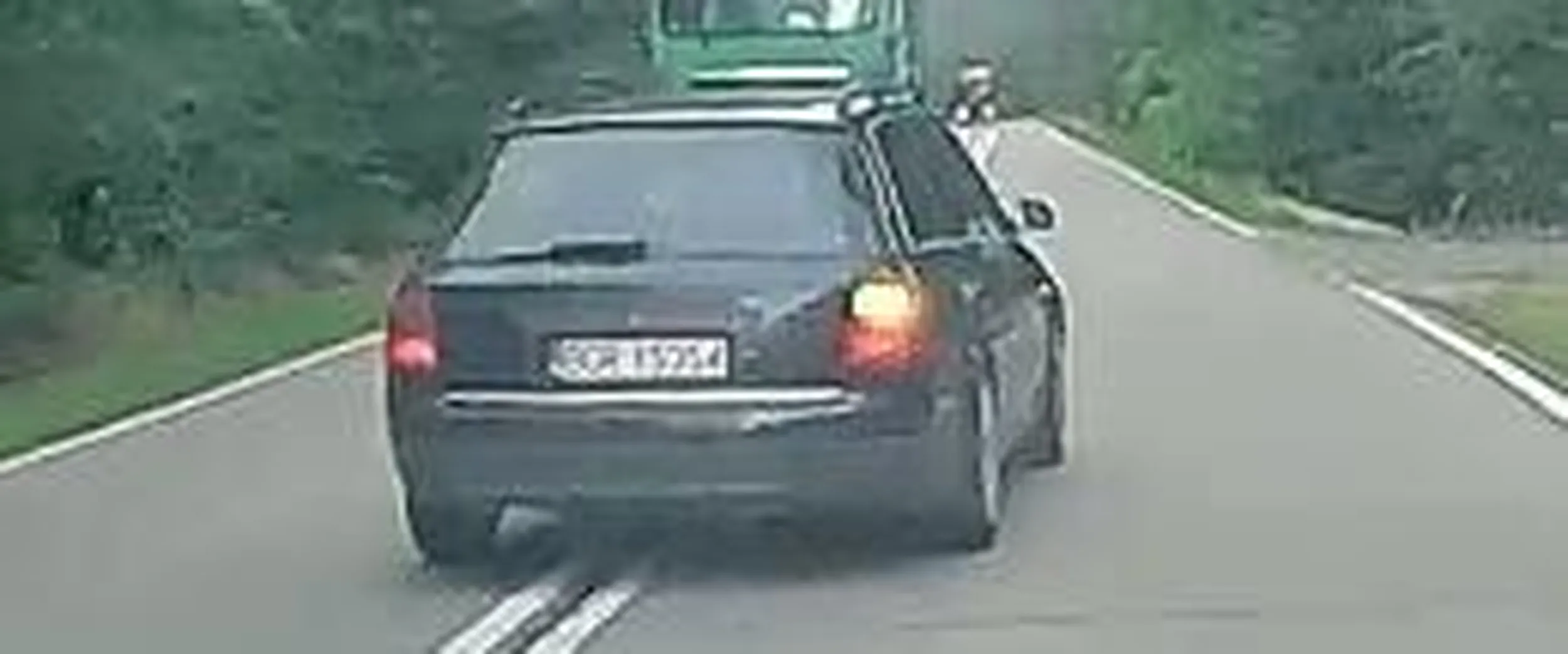 Wariat z Audi wyprzedza tuż przed ciężarówką