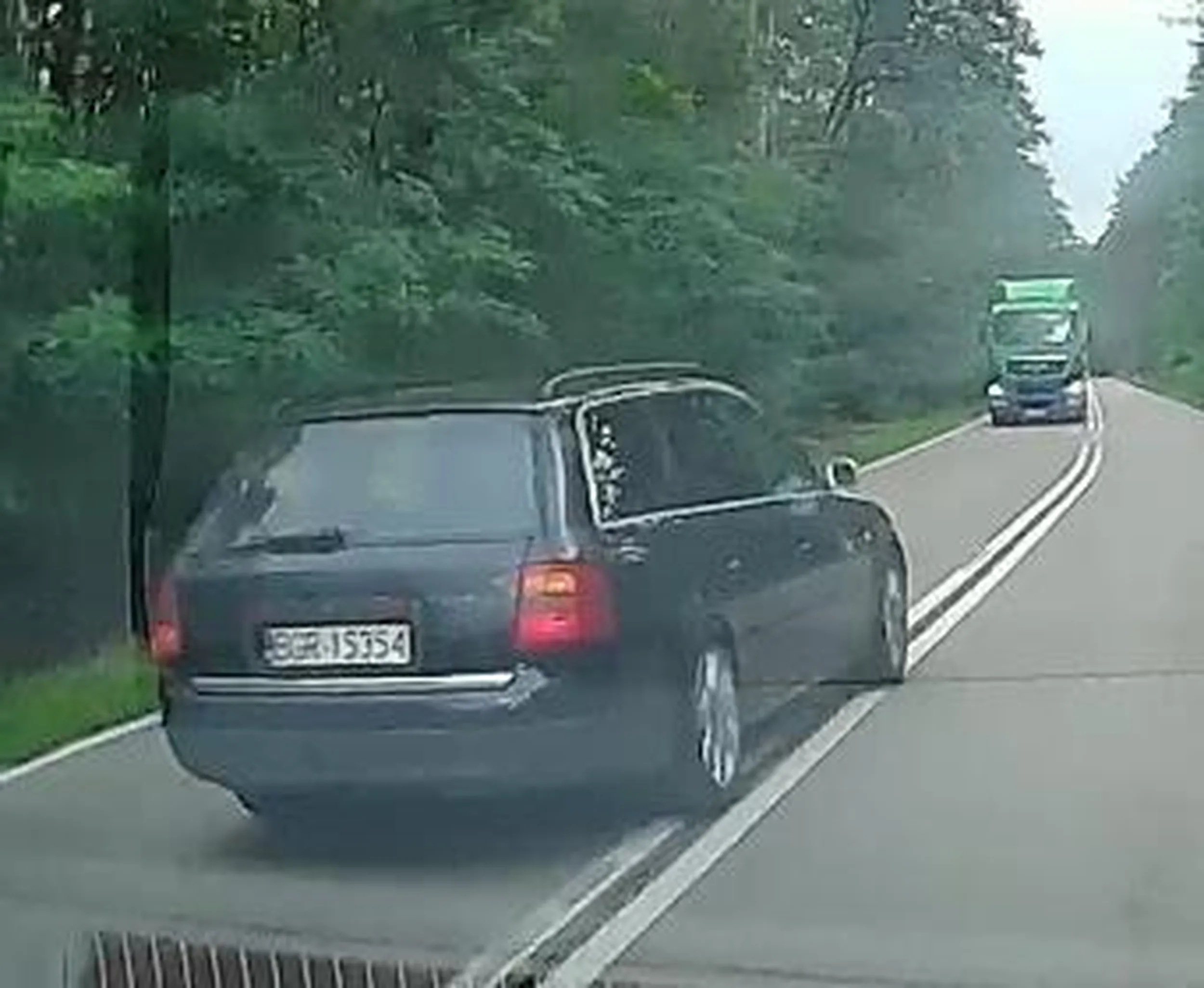 Wariat z Audi wyprzedza tuż przed ciężarówką