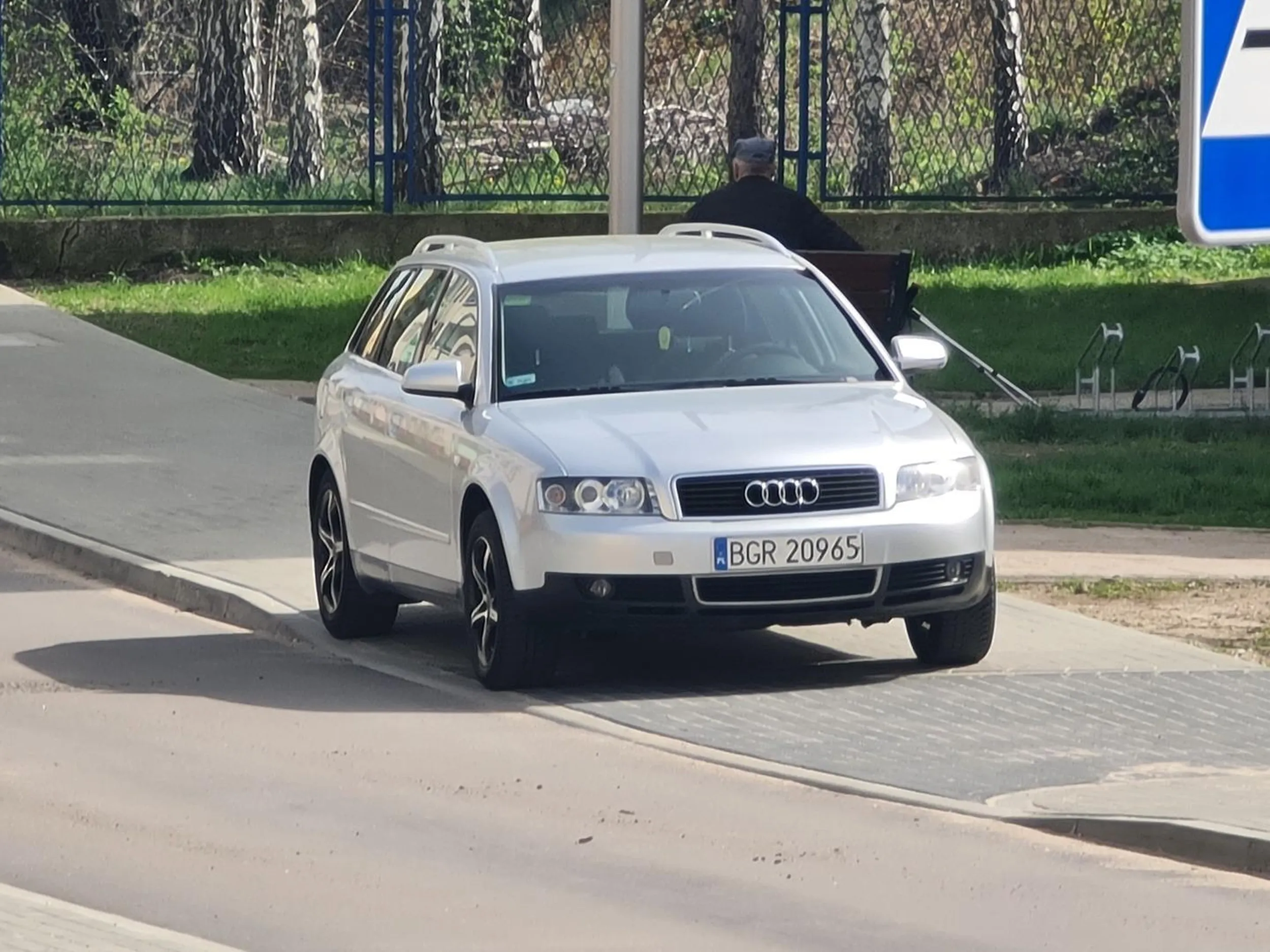 Pan z małym przyrodzeniem musi pokazać wszystkim swoją wyższość, dlatego zaparkował swój krążownik na samym środku chodnika. Żebyś kiedyś też się znalazł w sytuacji, jak osoby na wózku inwalidzkim, które przez ciebie nie mogą normalnie pokonać chodnika.