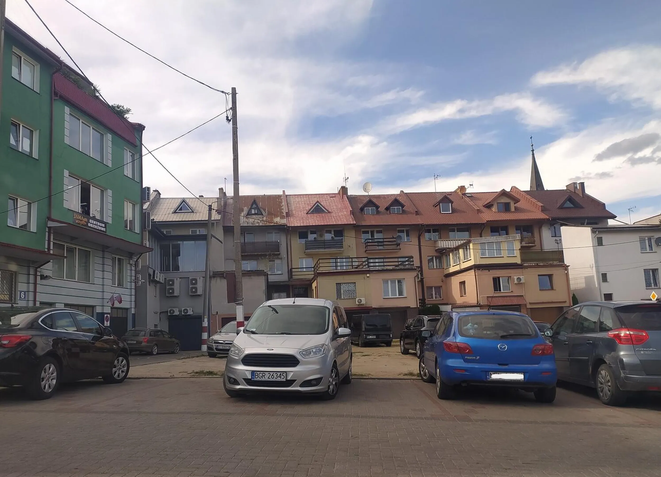 Jak widać kierowcy ze słabym wzrokiem też mogą jeździć. Jak nie widzą linii dzielącej miejsca na parkingu to ciekawe czy tak samo widzą znaki poziome.... Potrzeba badan lekarskich okulistycznych w trybie pilnym