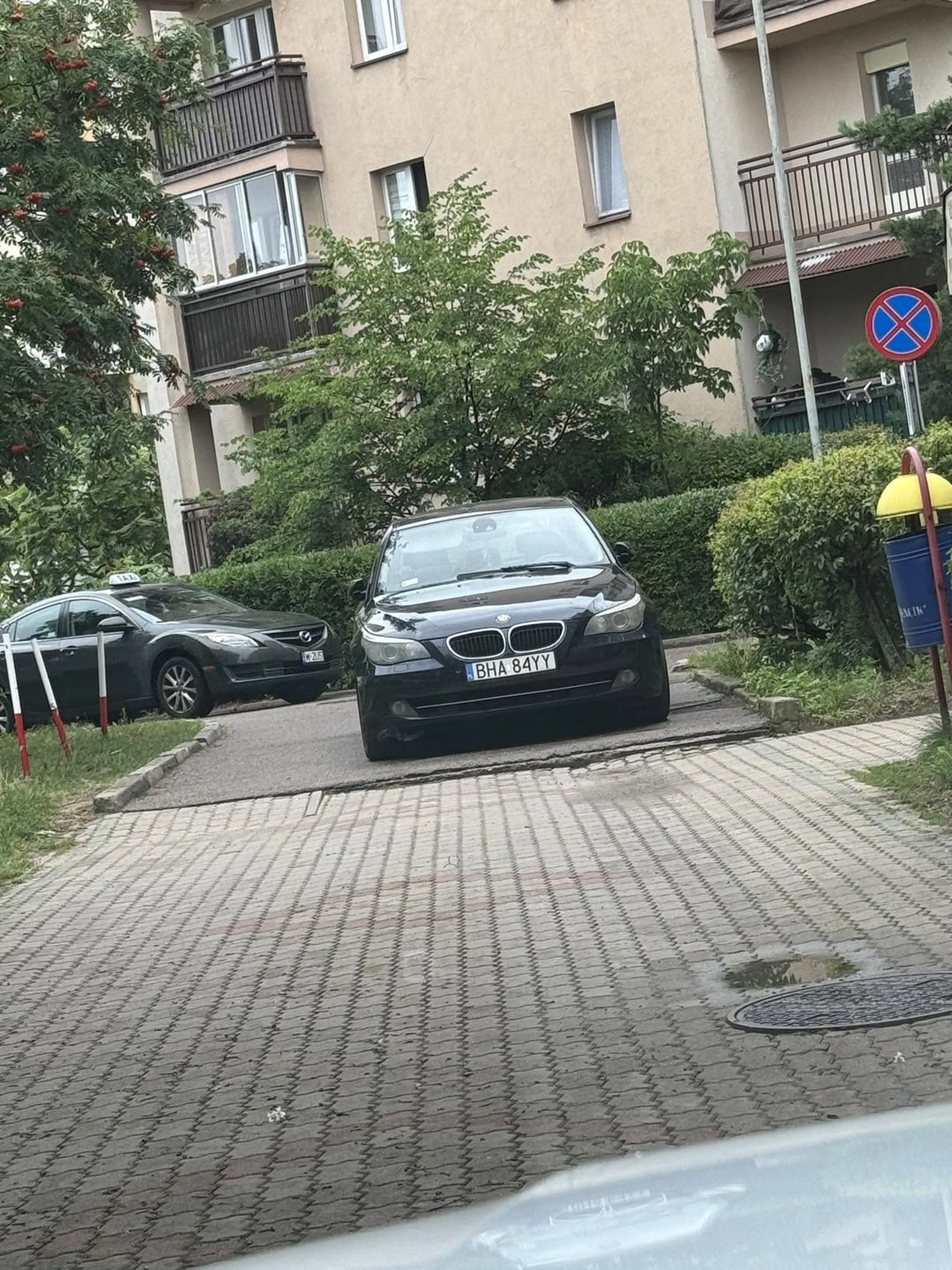 Kretyn zaparkował auto blokując przejazd na osiedlu